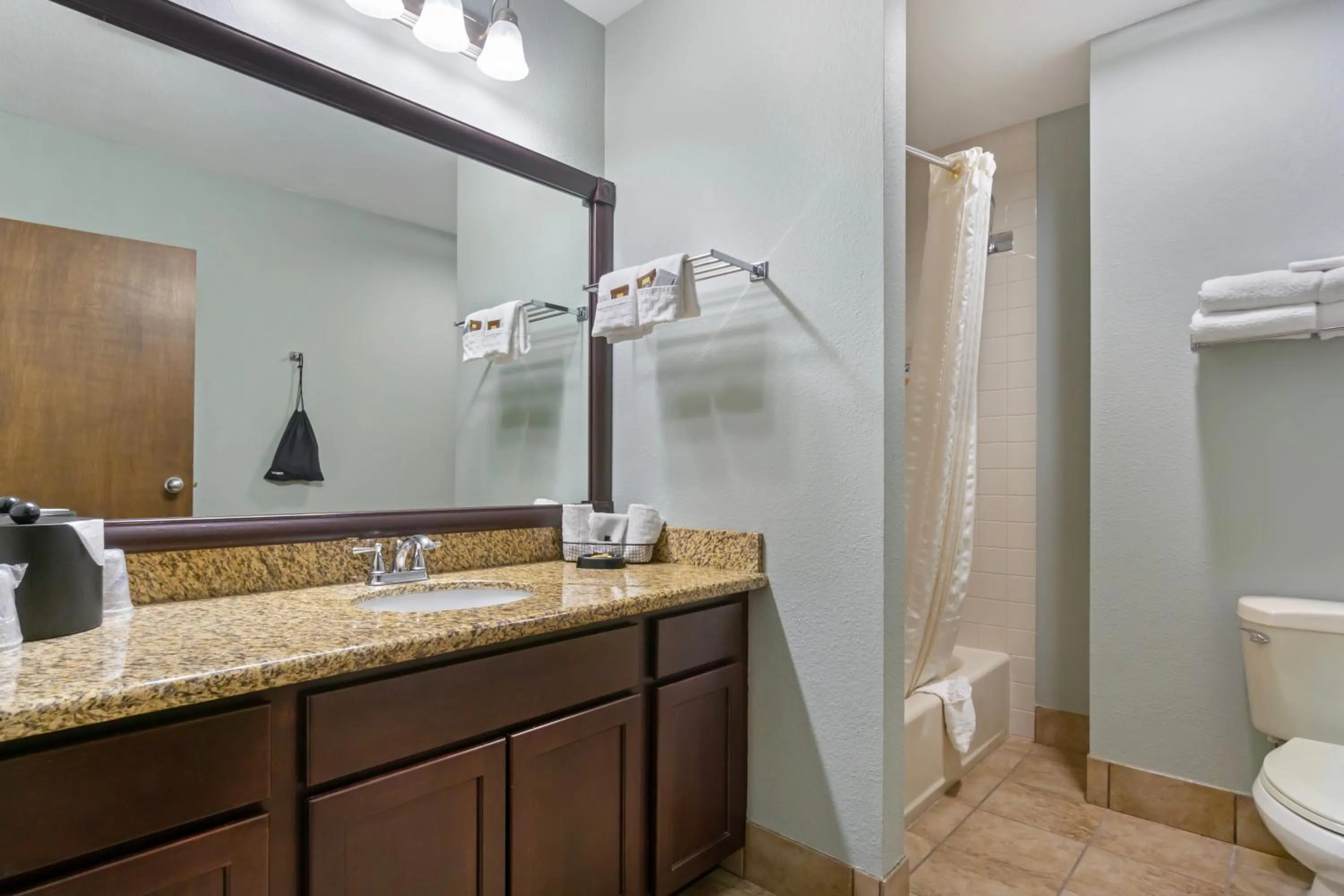 Shower in Best Western Plus Ahtanum Inn