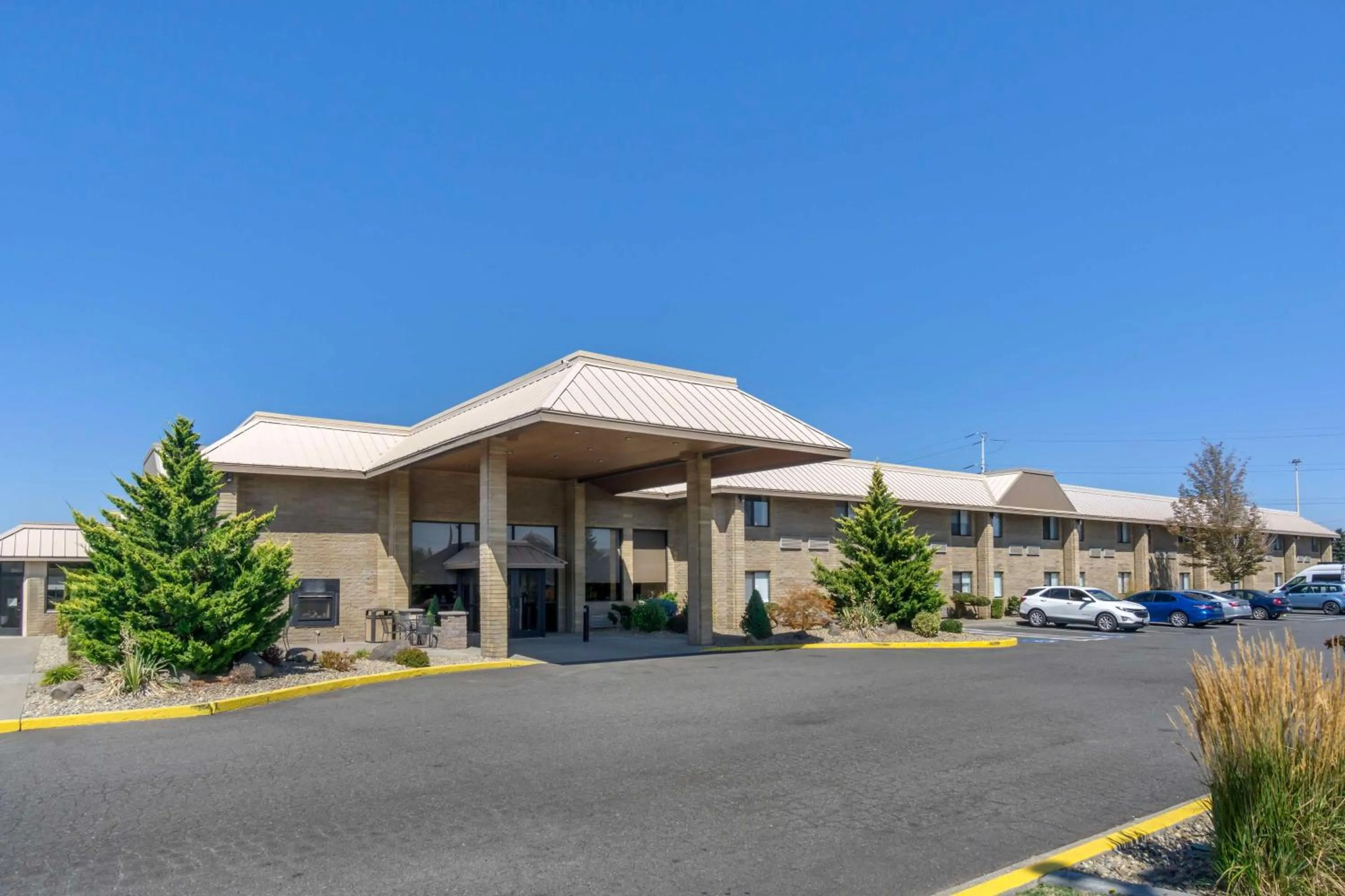 Property building in Best Western Plus Ahtanum Inn