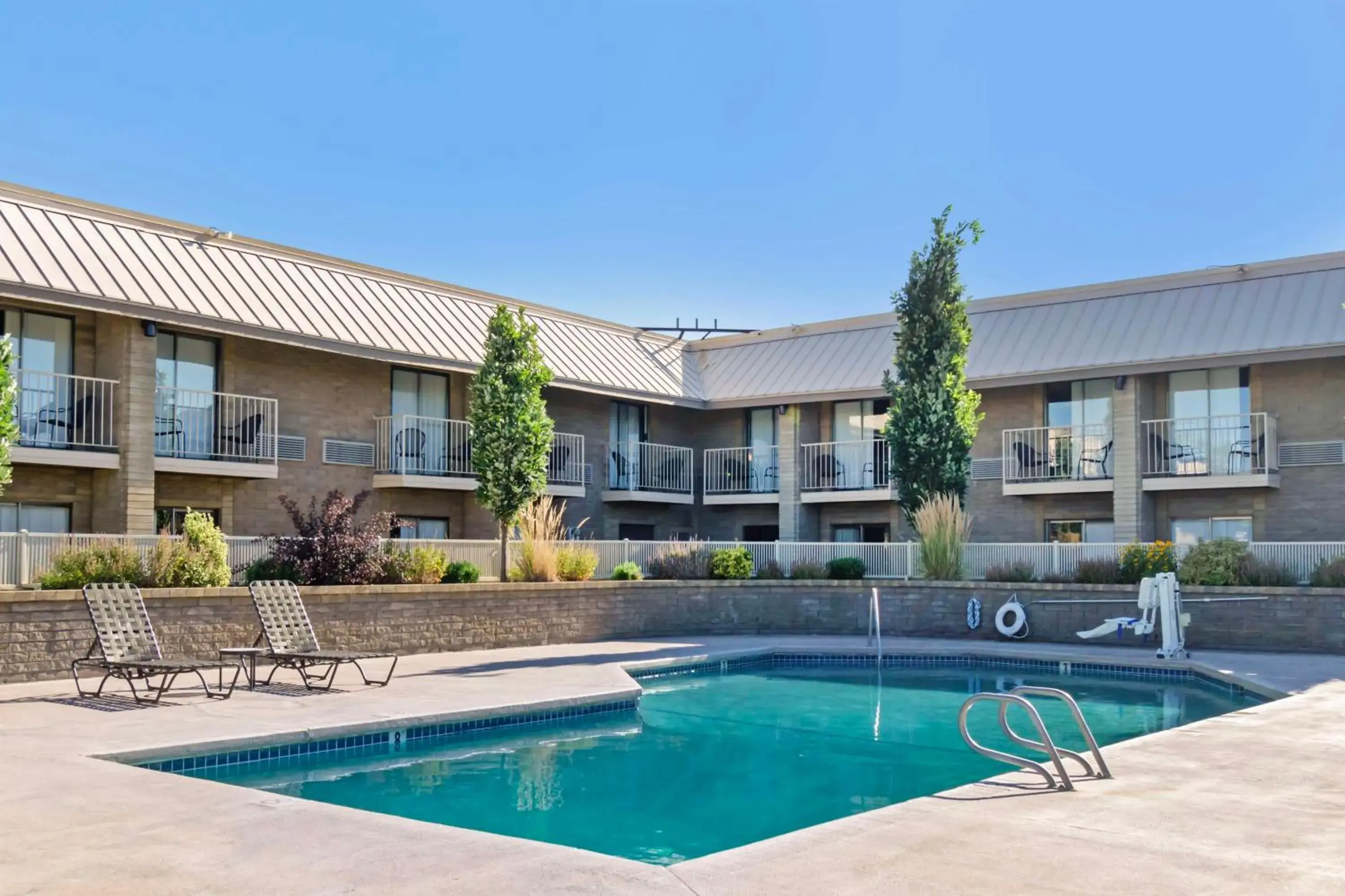 Pool view in Best Western Plus Ahtanum Inn Pool view in Best Western Plus Ahtanum Inn