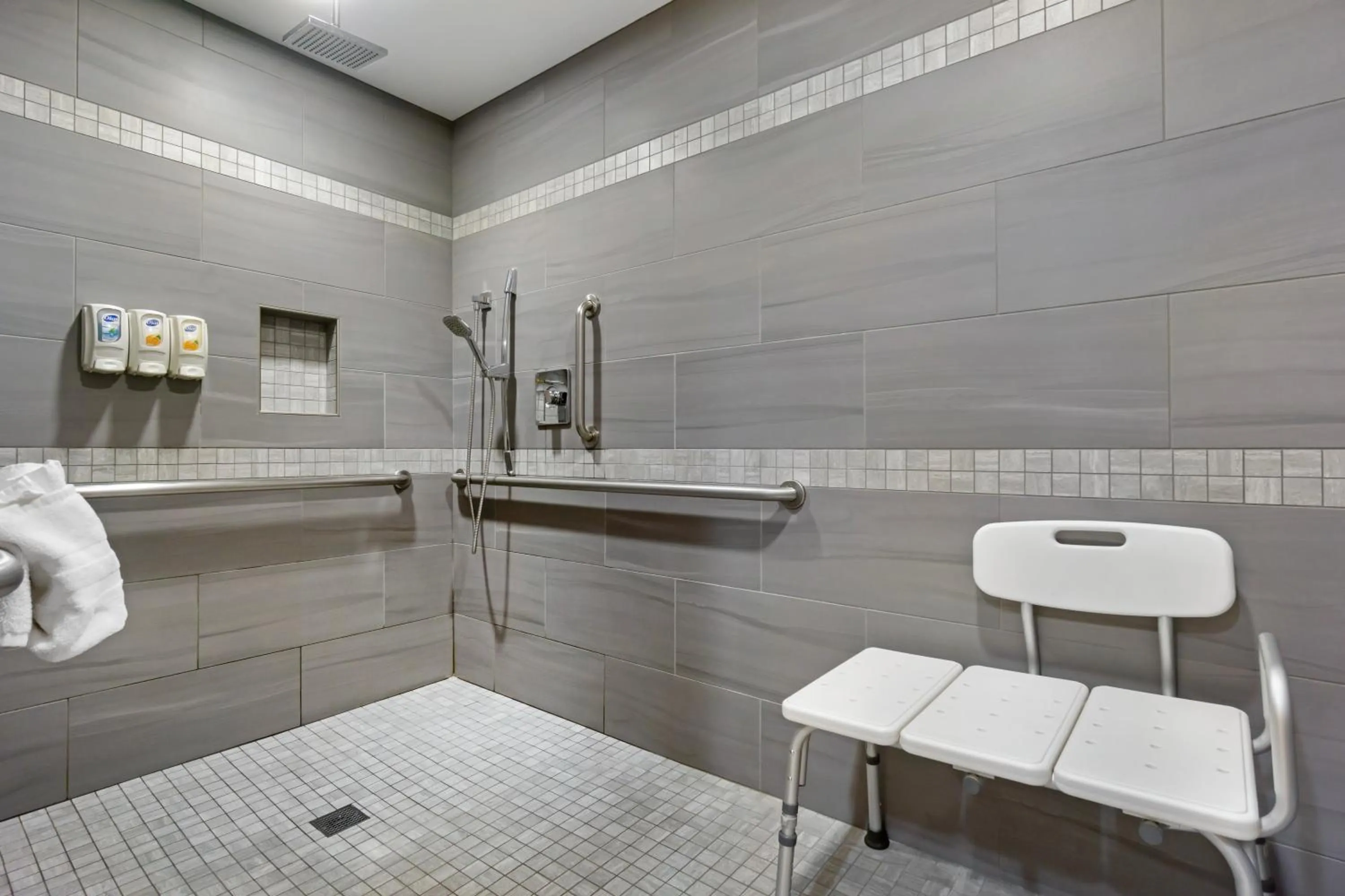 Shower in Best Western Plus Ahtanum Inn