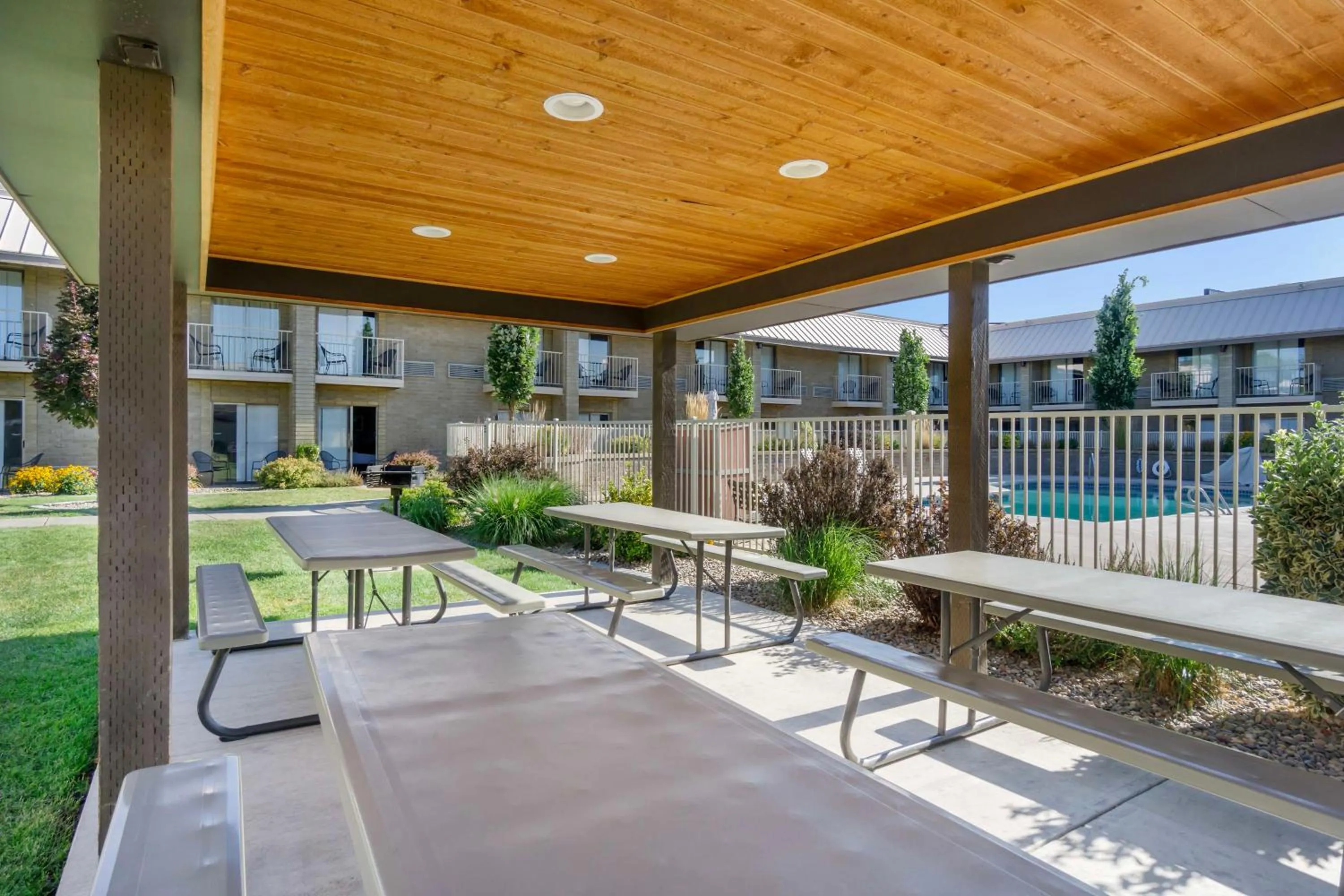 Pool view in Best Western Plus Ahtanum Inn