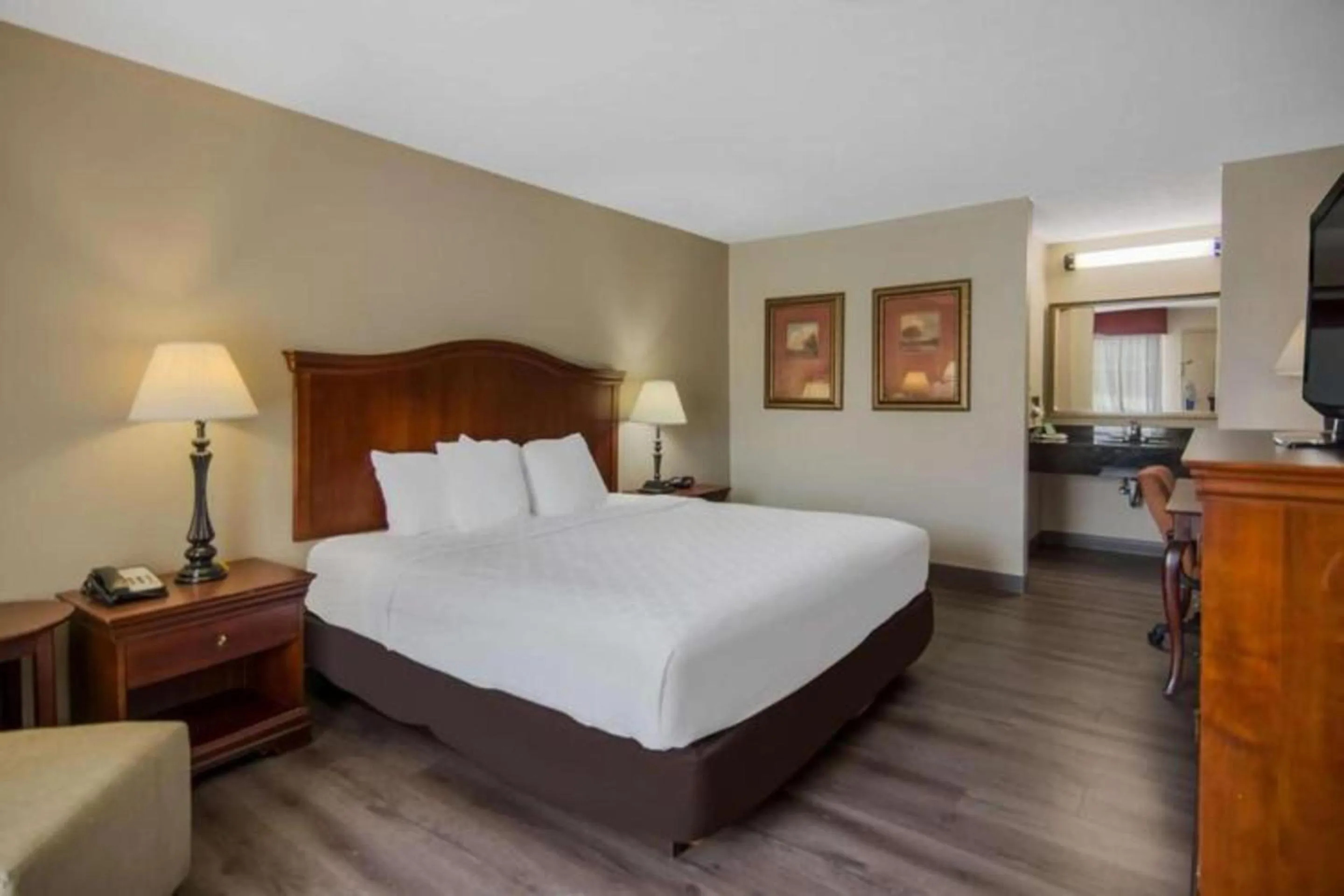 Bed in Best Western Aquia Quantico