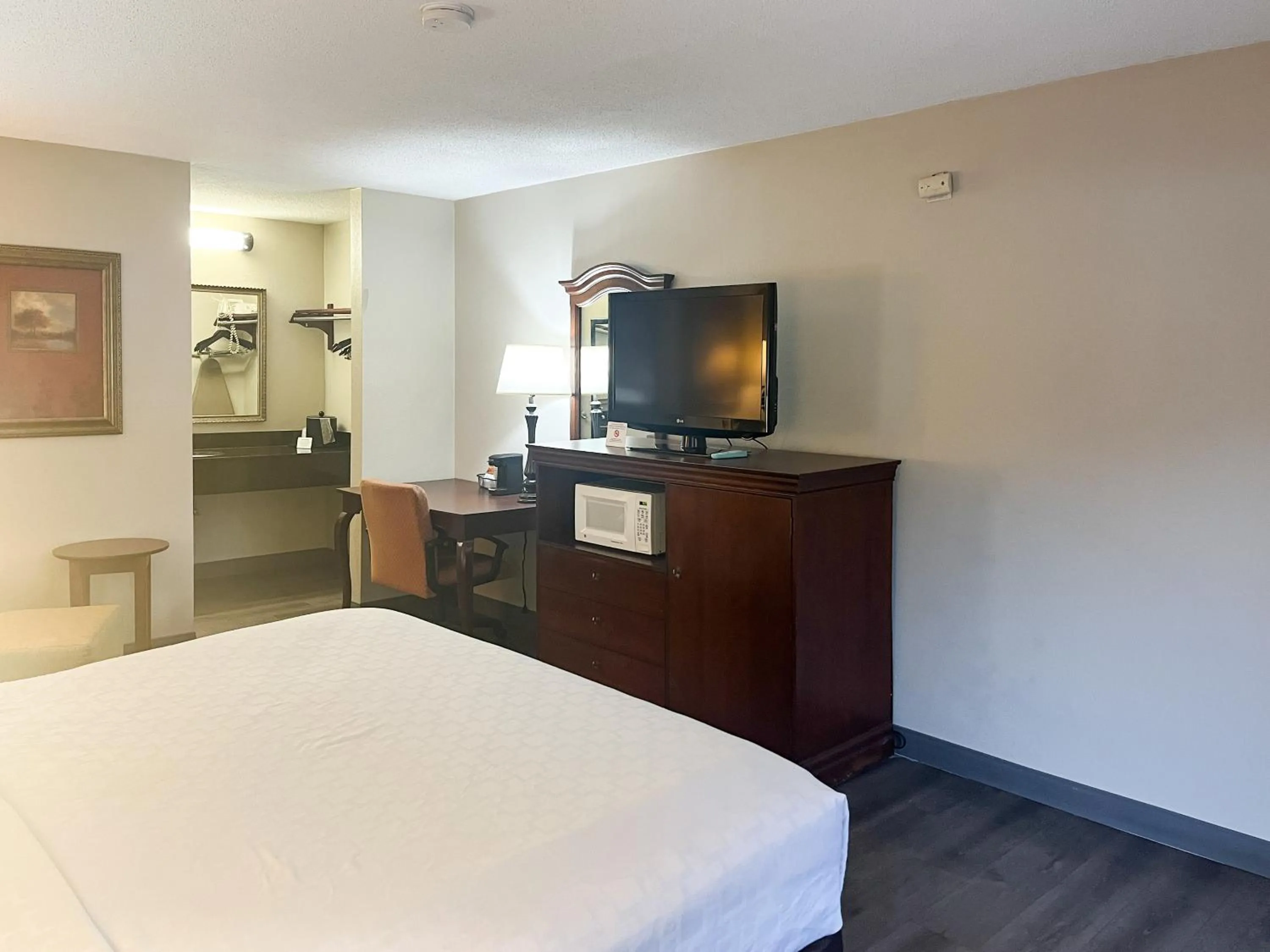 Photo of the whole room, Bed in Best Western Aquia Quantico