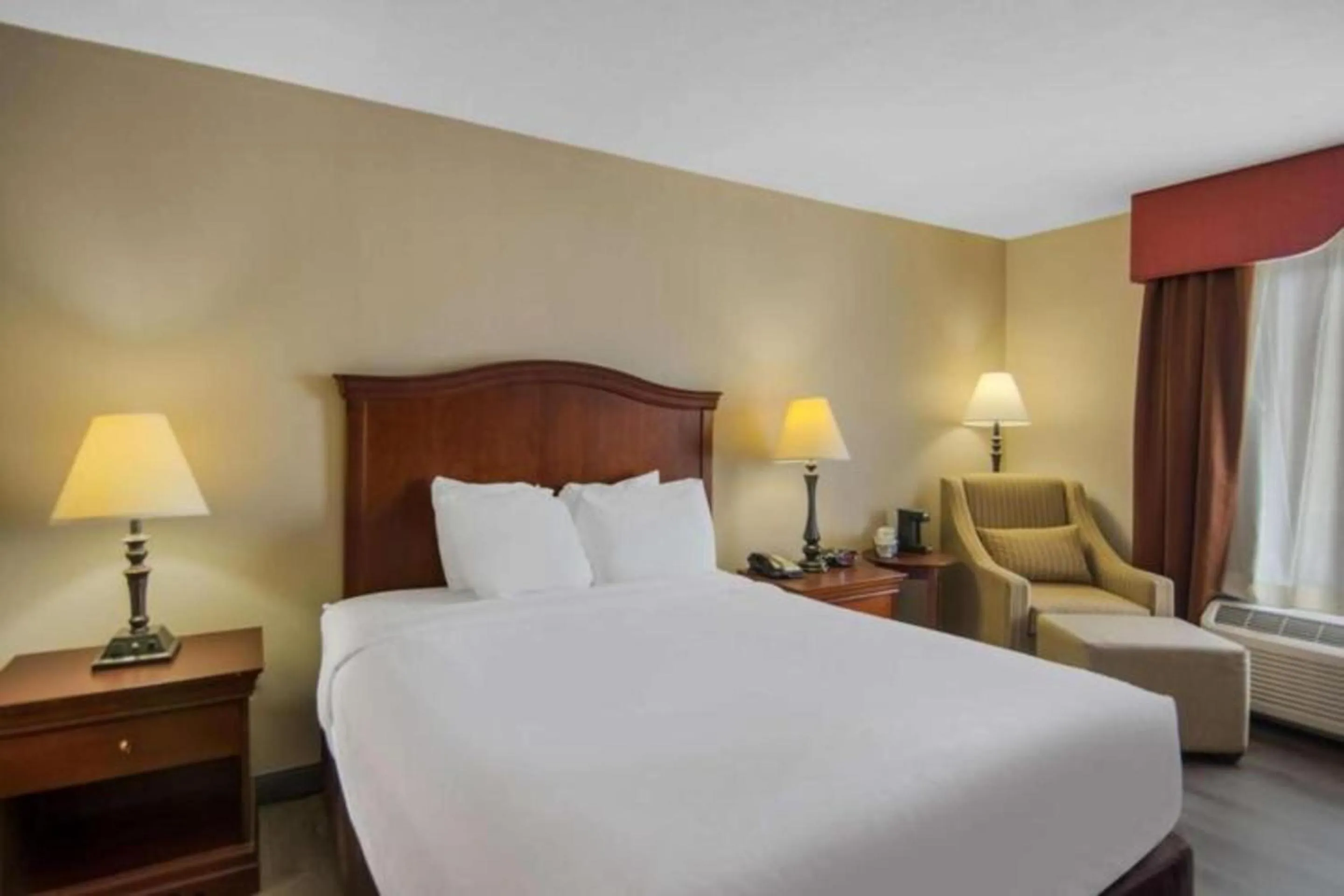 Bed in Best Western Aquia Quantico