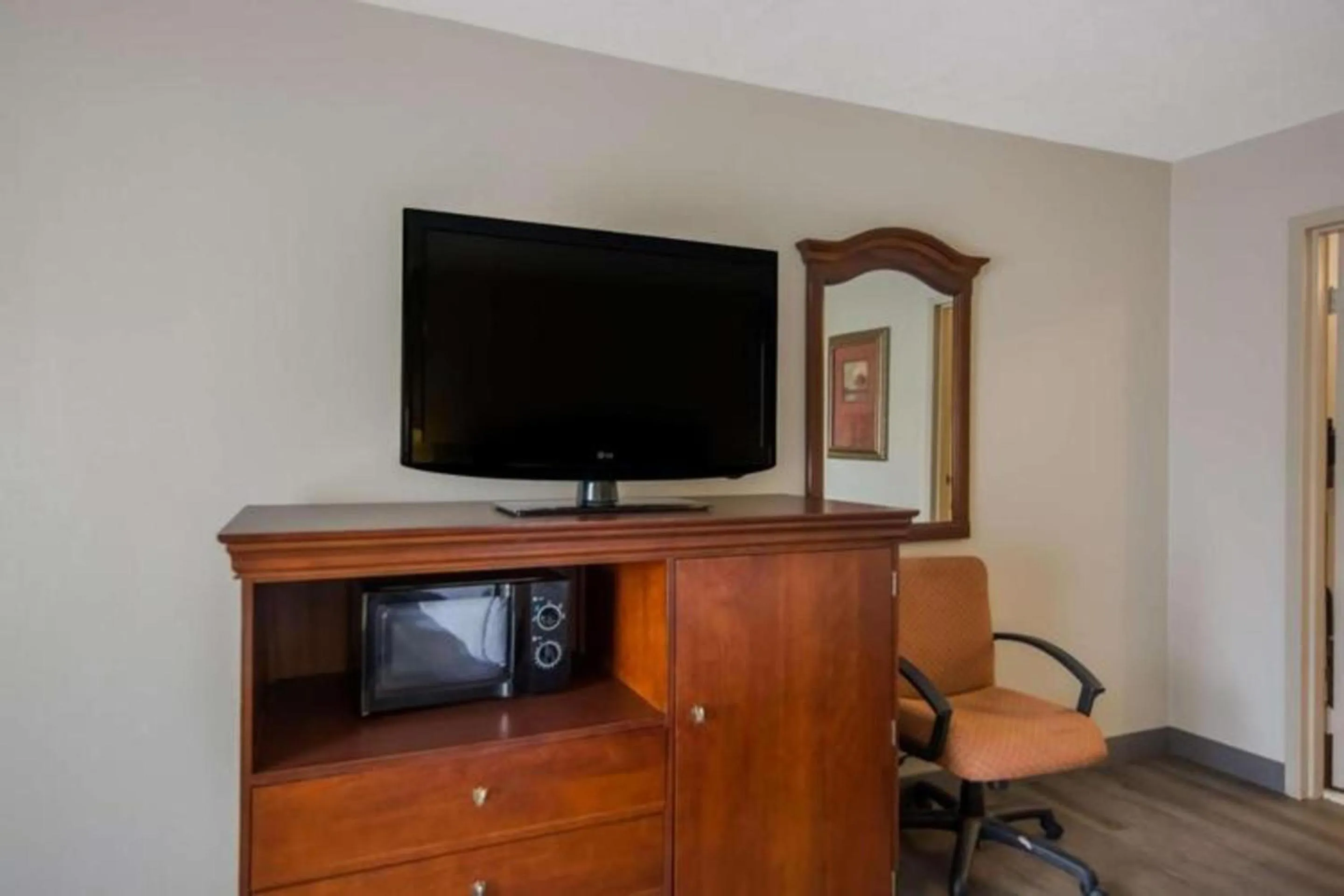 TV and multimedia in Best Western Aquia Quantico