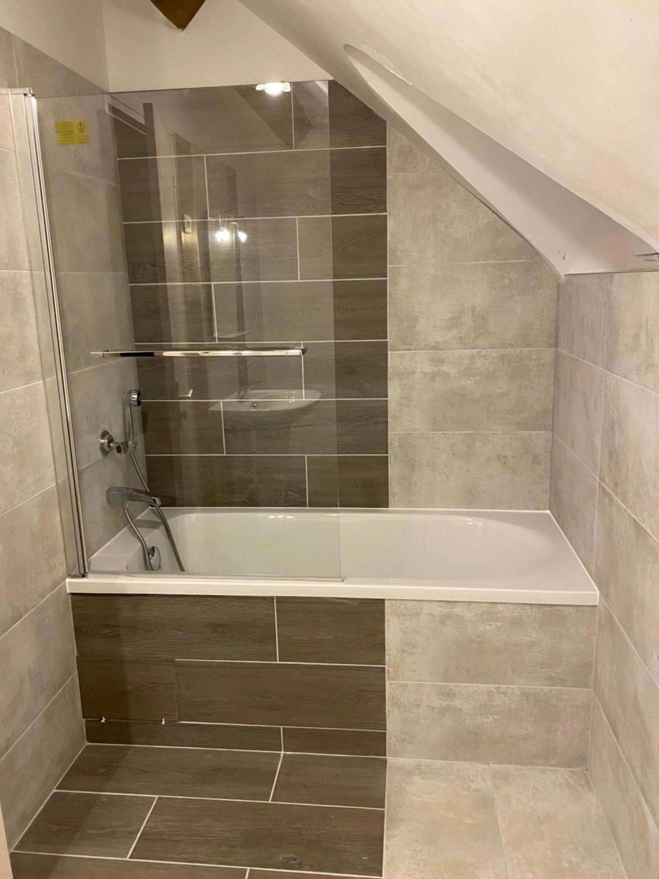 Bathroom in Chambre ambiance campagne chic