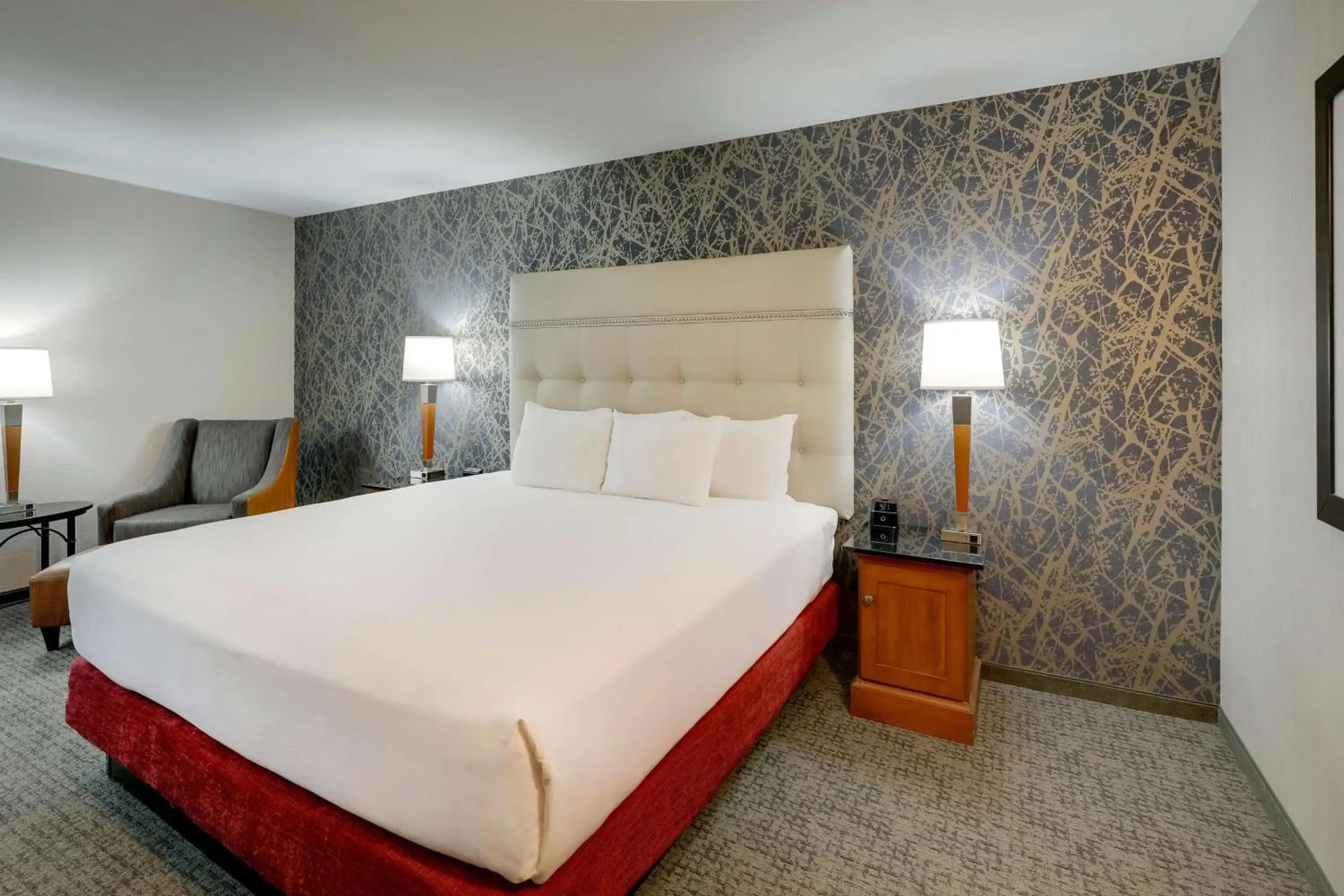 Deluxe King Room in Drury Inn & Suites Springfield Deluxe King Room in Drury Inn & Suites Springfield