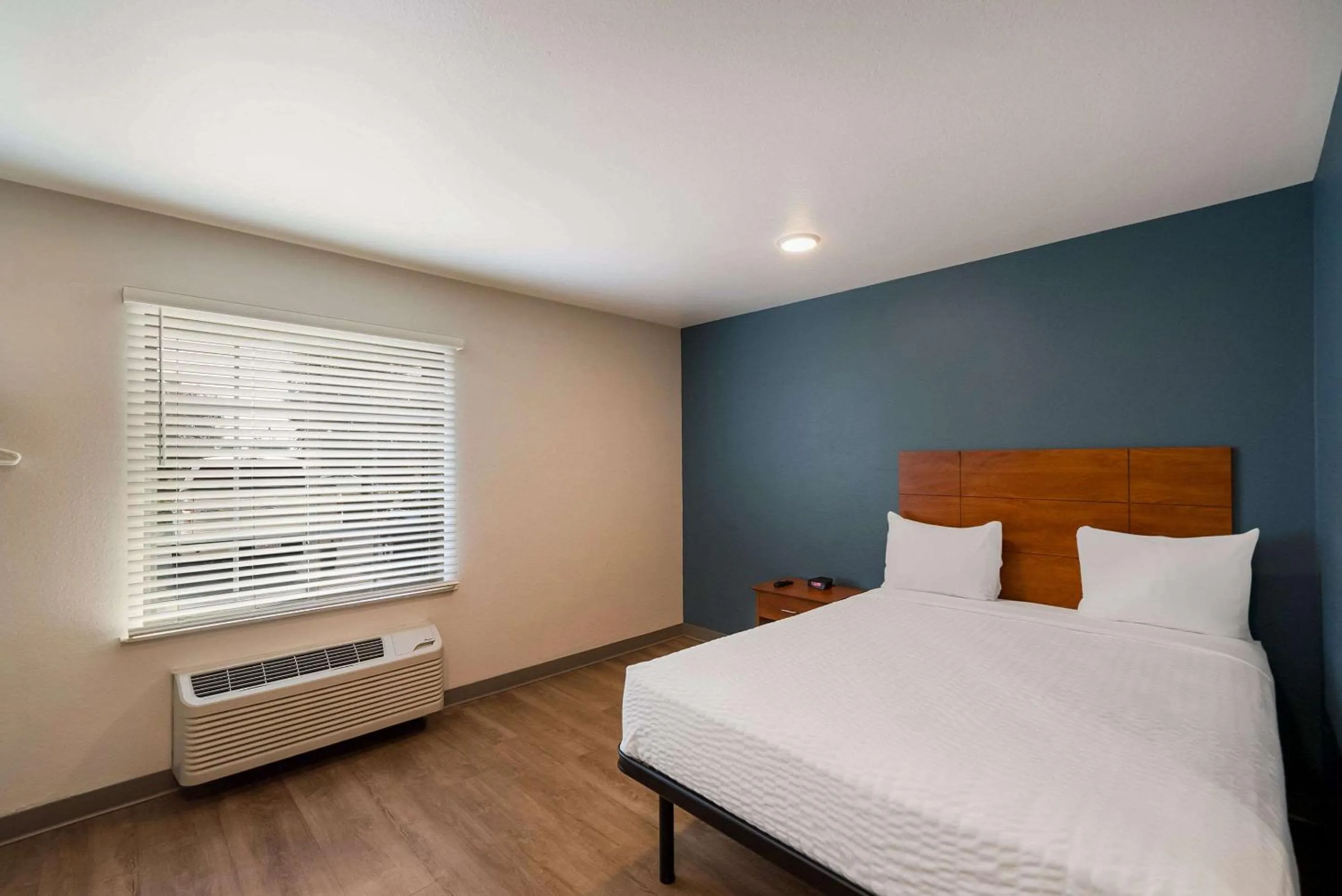 Bedroom, Bed in WoodSpring Suites Fort Worth Fossil Creek