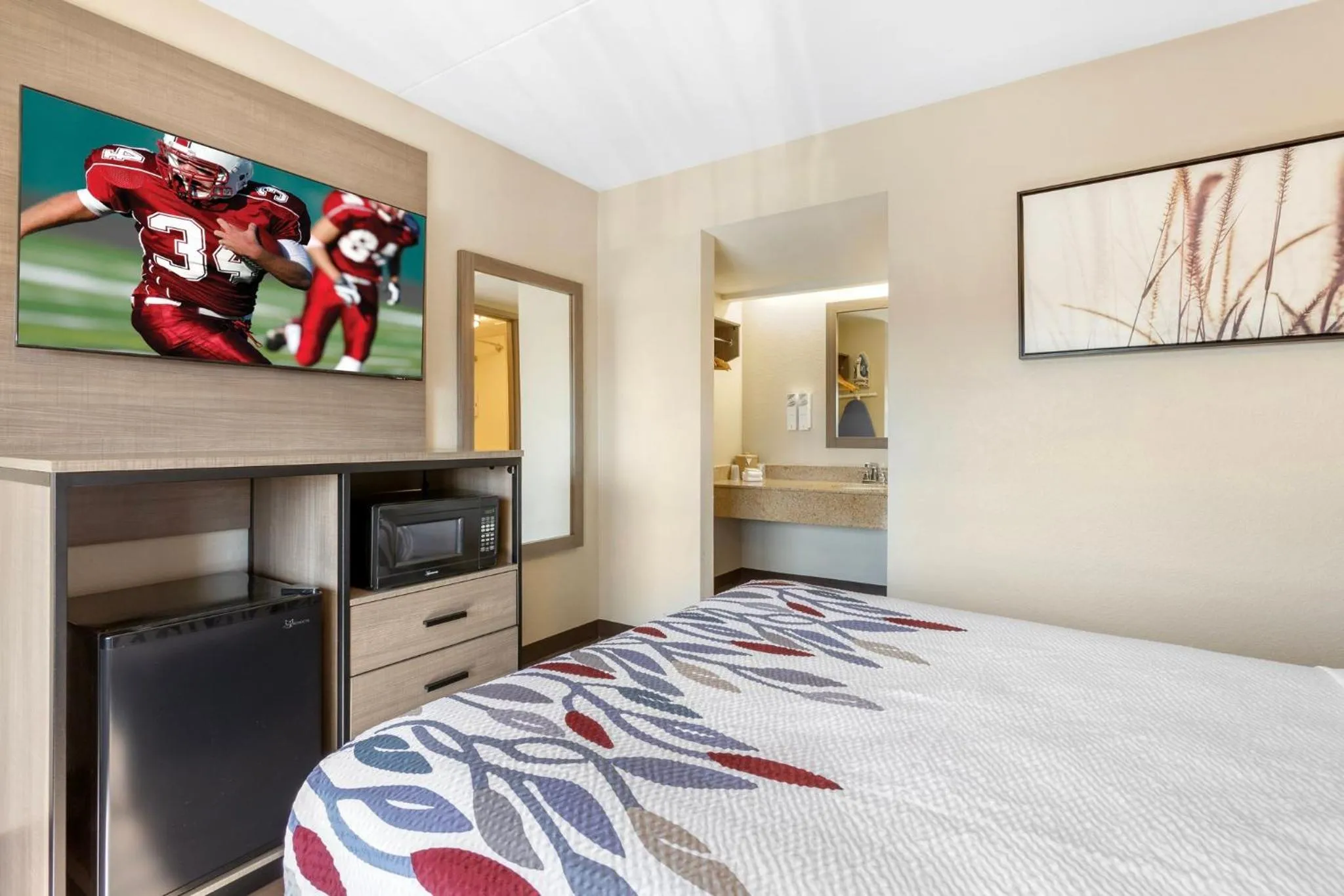 Photo of the whole room, Bed in Red Roof Inn Tucson South - Airport