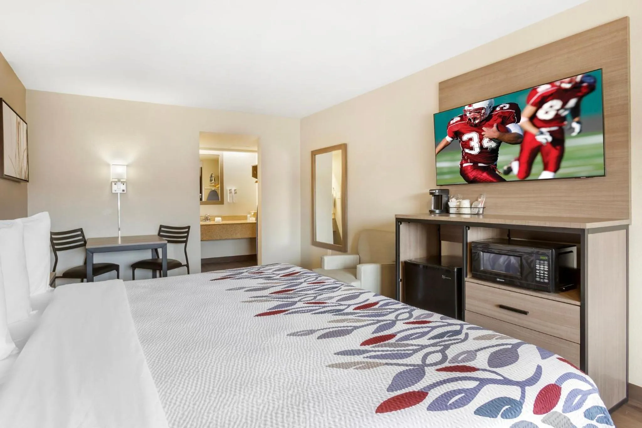 Bedroom, Bed in Red Roof Inn Tucson South - Airport