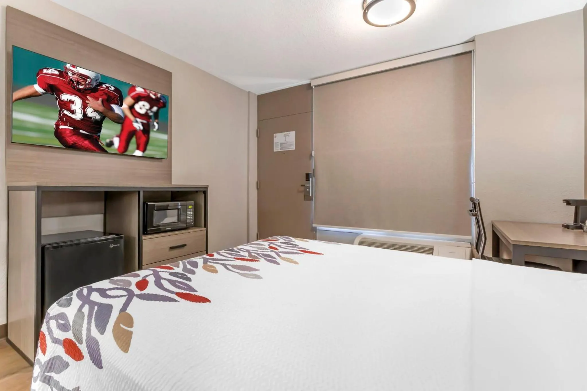 Photo of the whole room, Bed in Red Roof Inn Tucson South - Airport