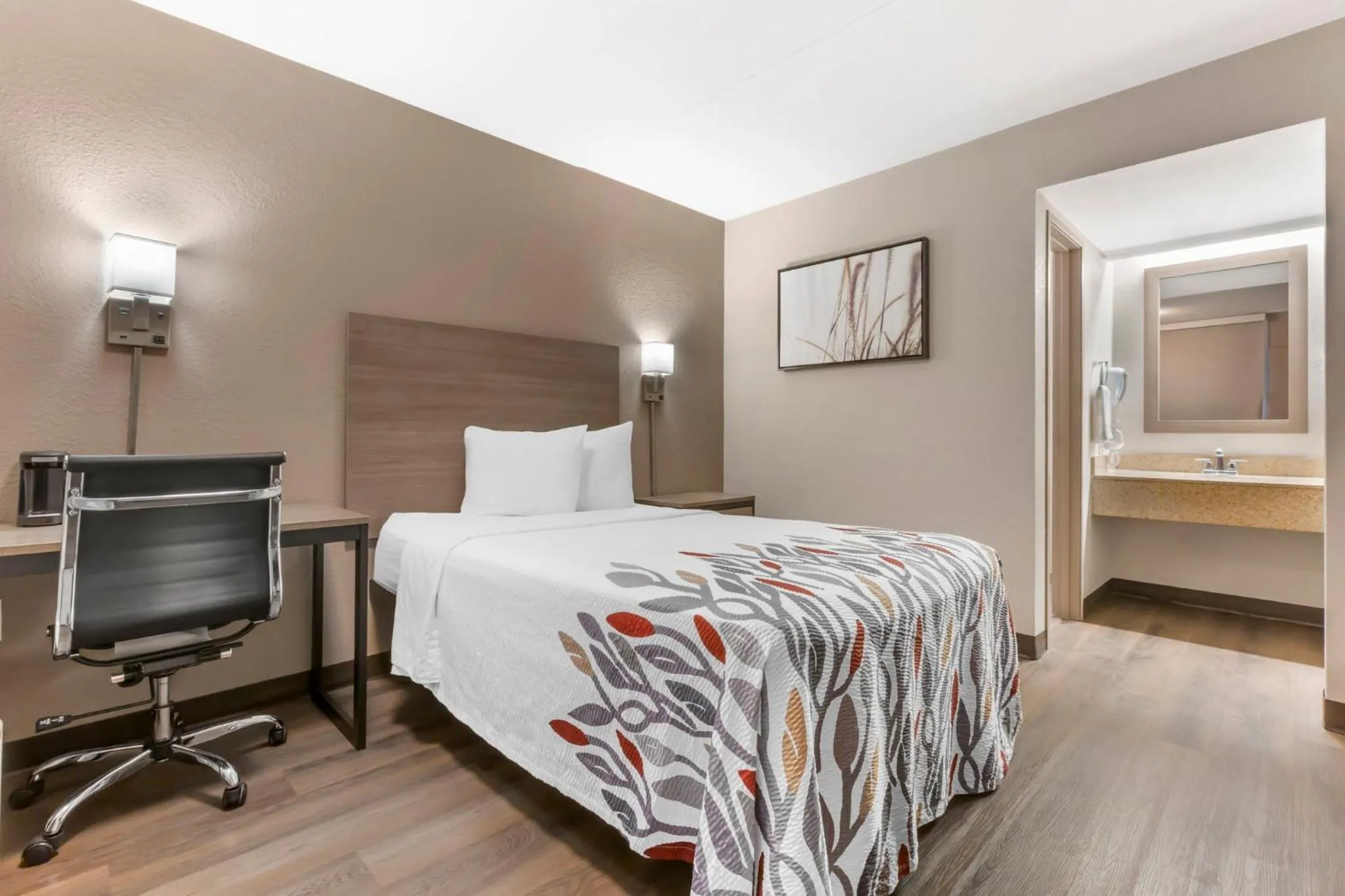 Photo of the whole room, Bed in Red Roof Inn Tucson South - Airport