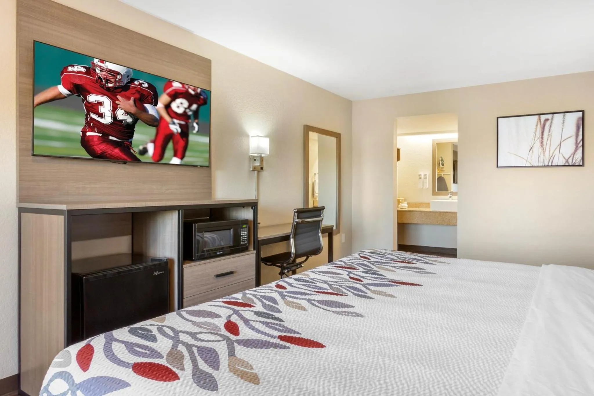 Photo of the whole room, Bed in Red Roof Inn Tucson South - Airport