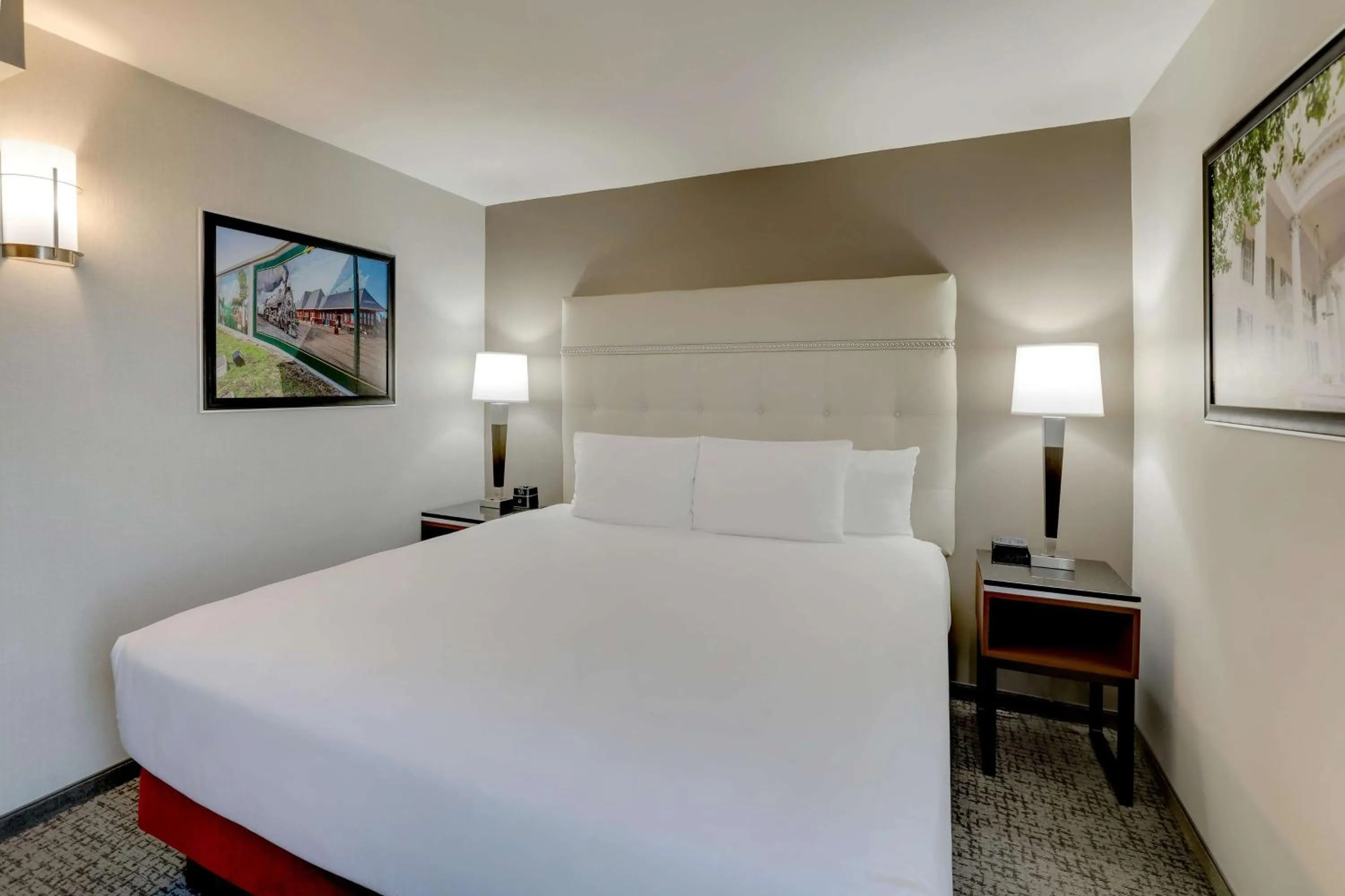 Bedroom, Bed in Drury Inn Paducah