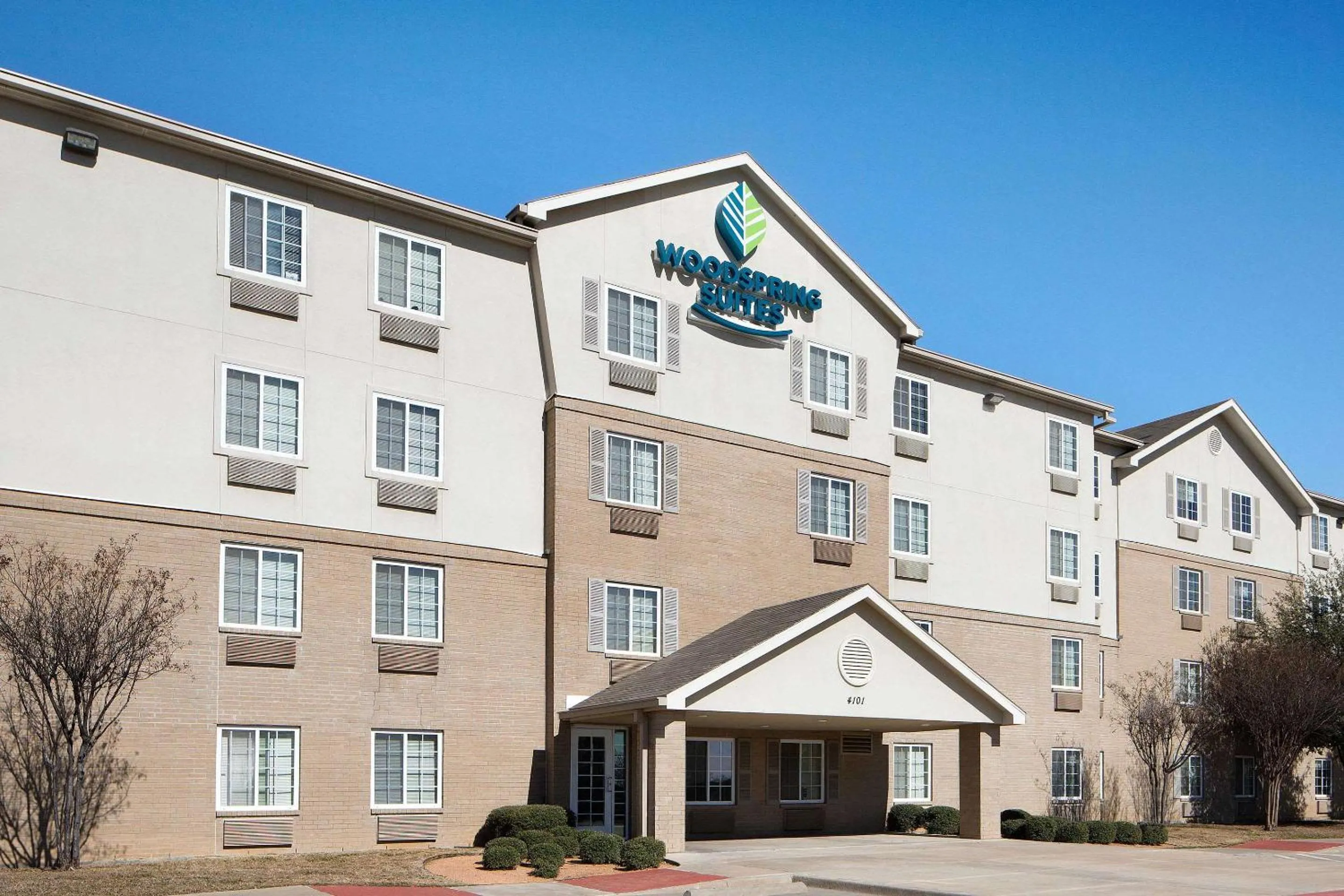 Property building in WoodSpring Suites Fort Worth Forest Hill