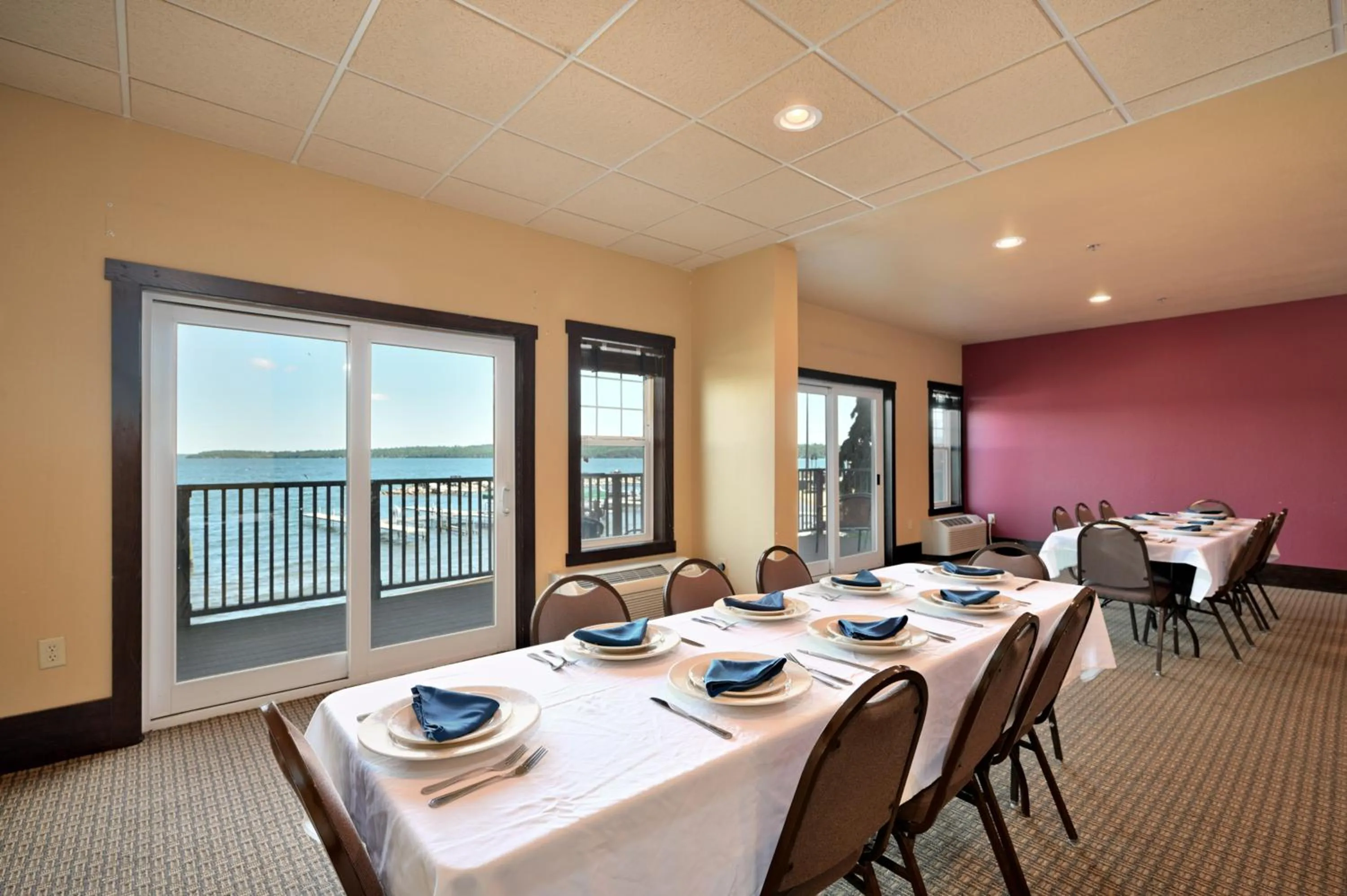 Restaurant/places to eat in Chase On The Lake