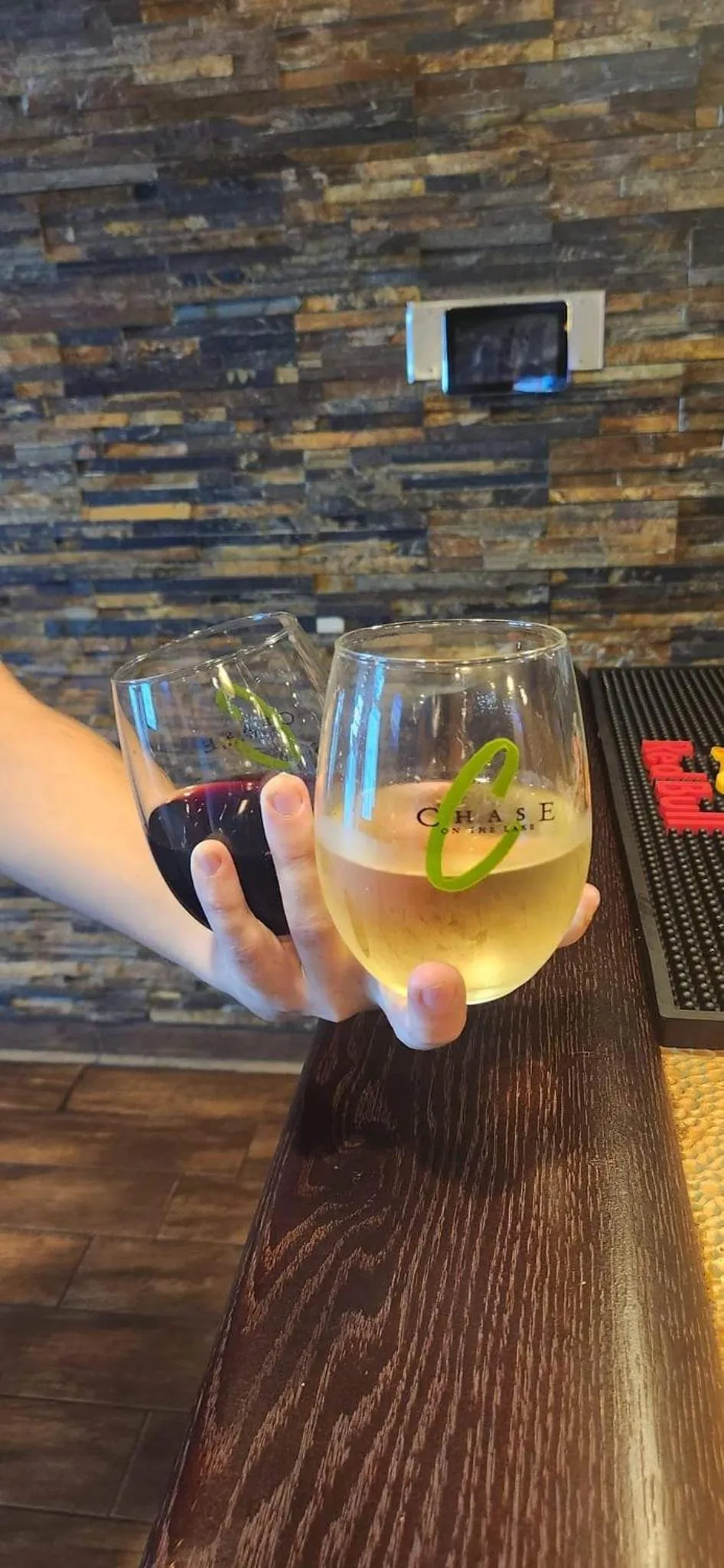 Lounge or bar in Chase On The Lake