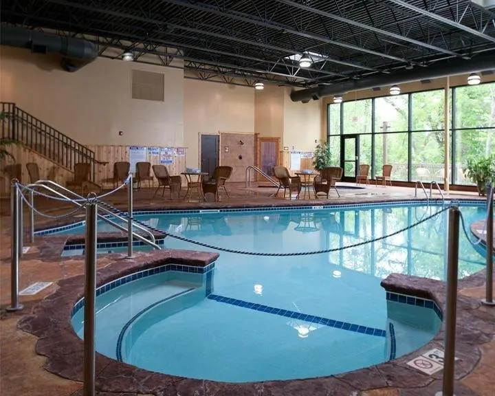 Swimming pool in Chase On The Lake