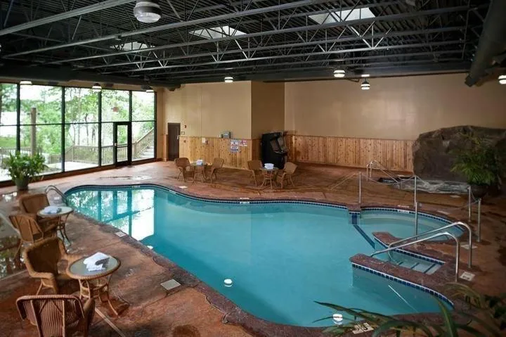 Swimming pool in Chase On The Lake