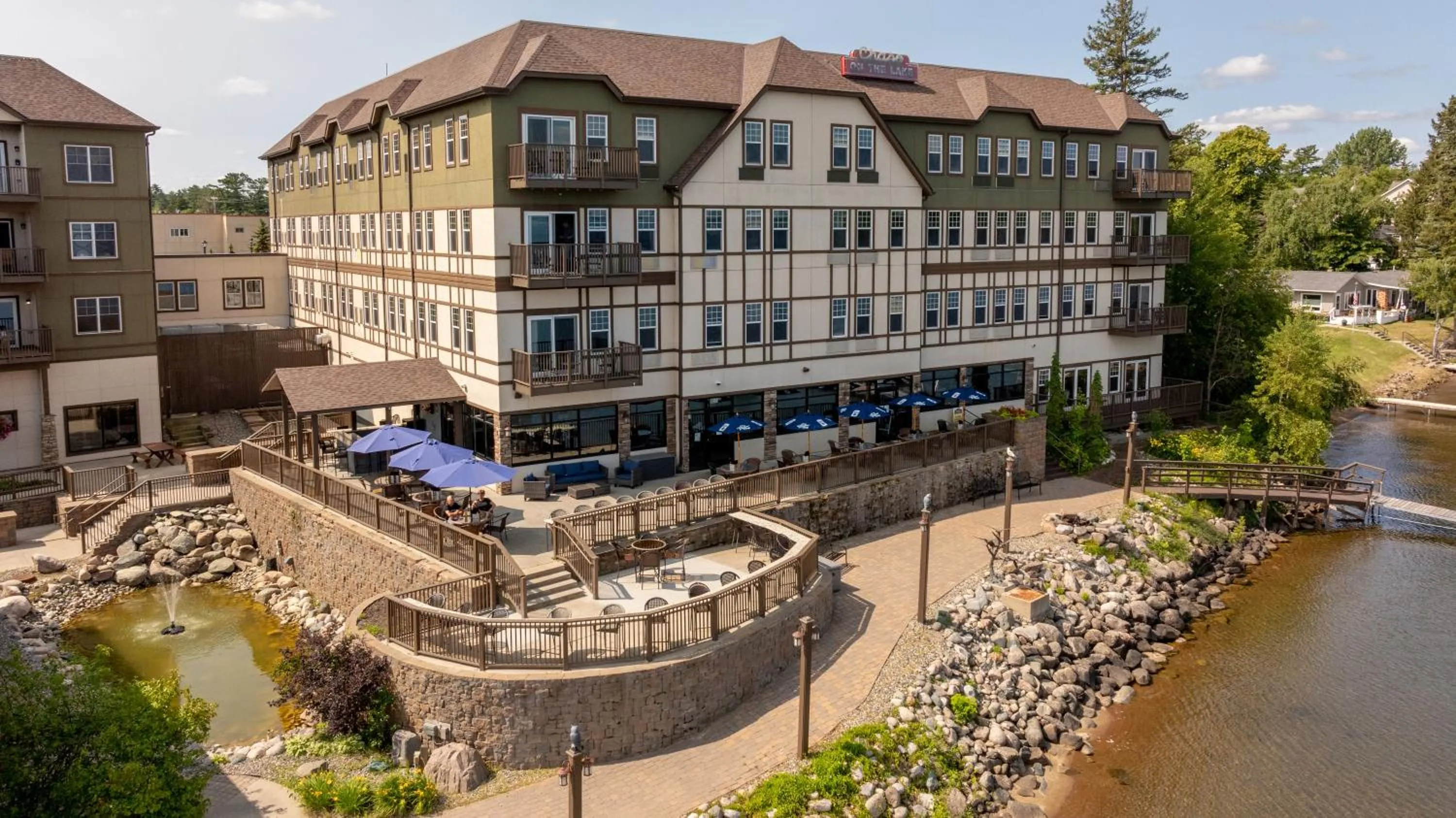 Diving in Chase On The Lake