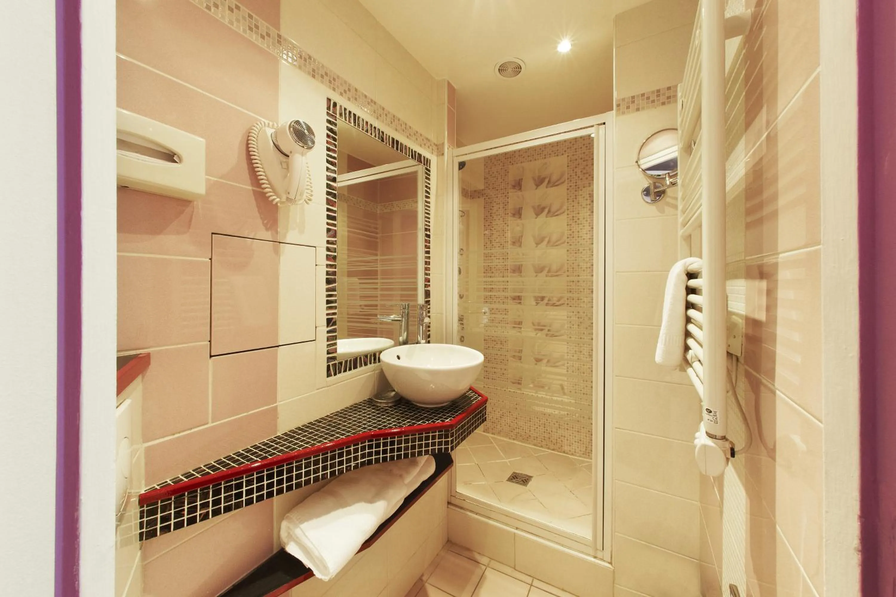 Bathroom in Hôtel Poussin