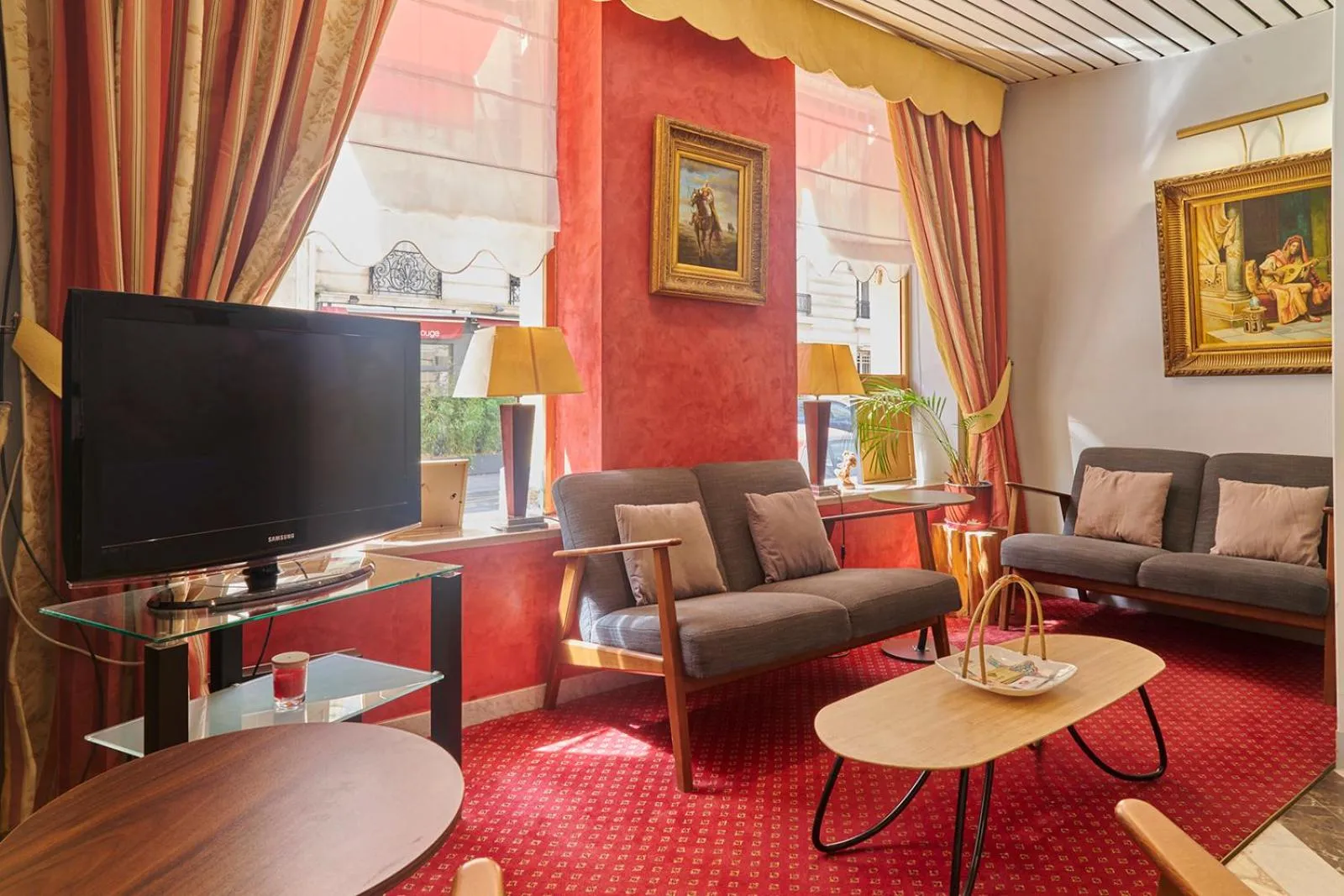 Communal lounge/ TV room in Hôtel Poussin