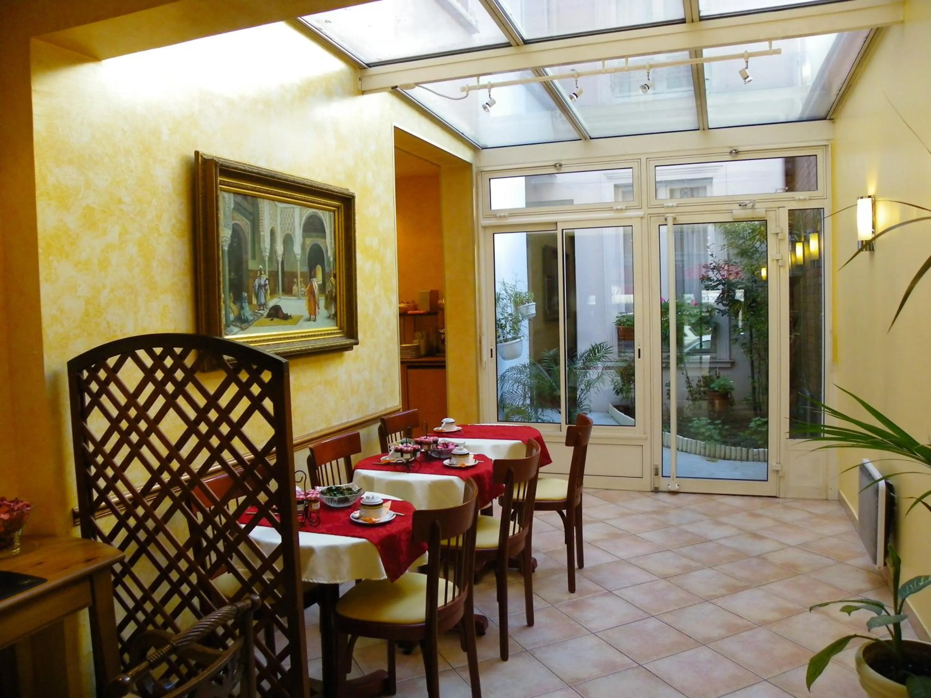 Restaurant/places to eat in Hôtel Poussin