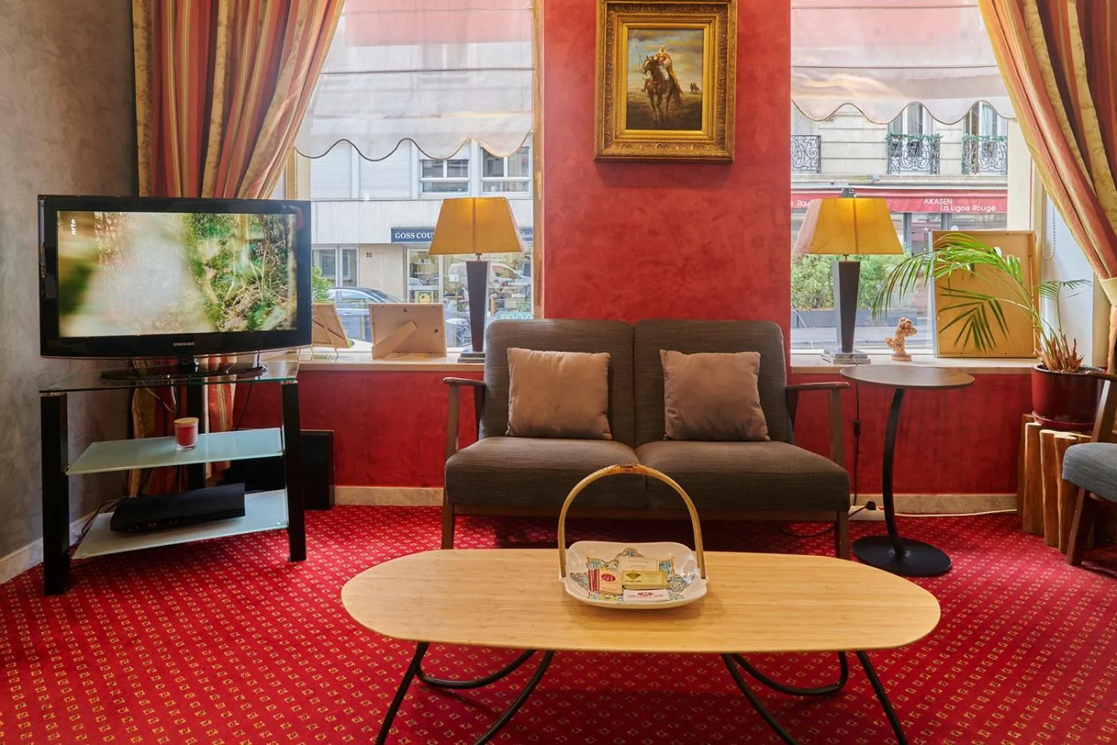 Communal lounge/ TV room in Hôtel Poussin