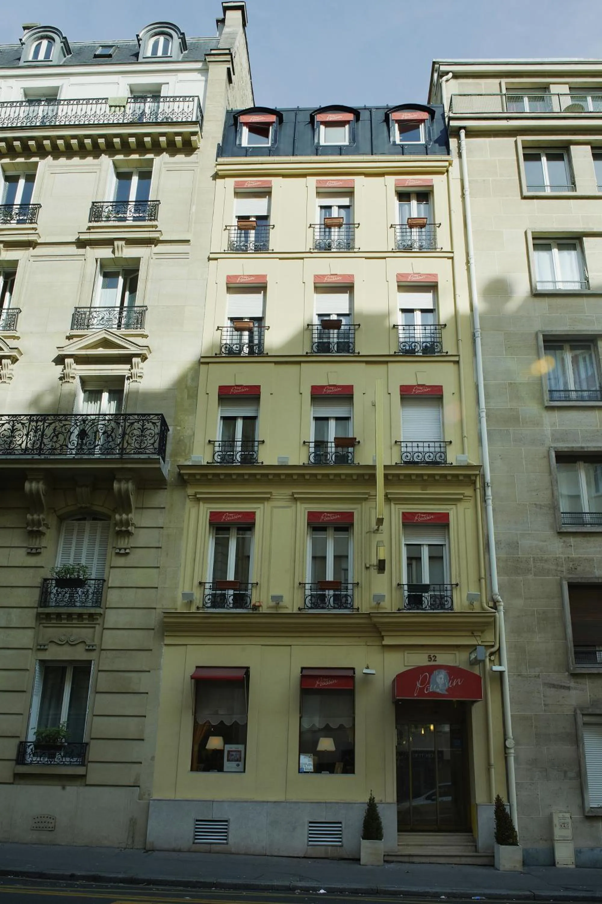 Property building in Hôtel Poussin