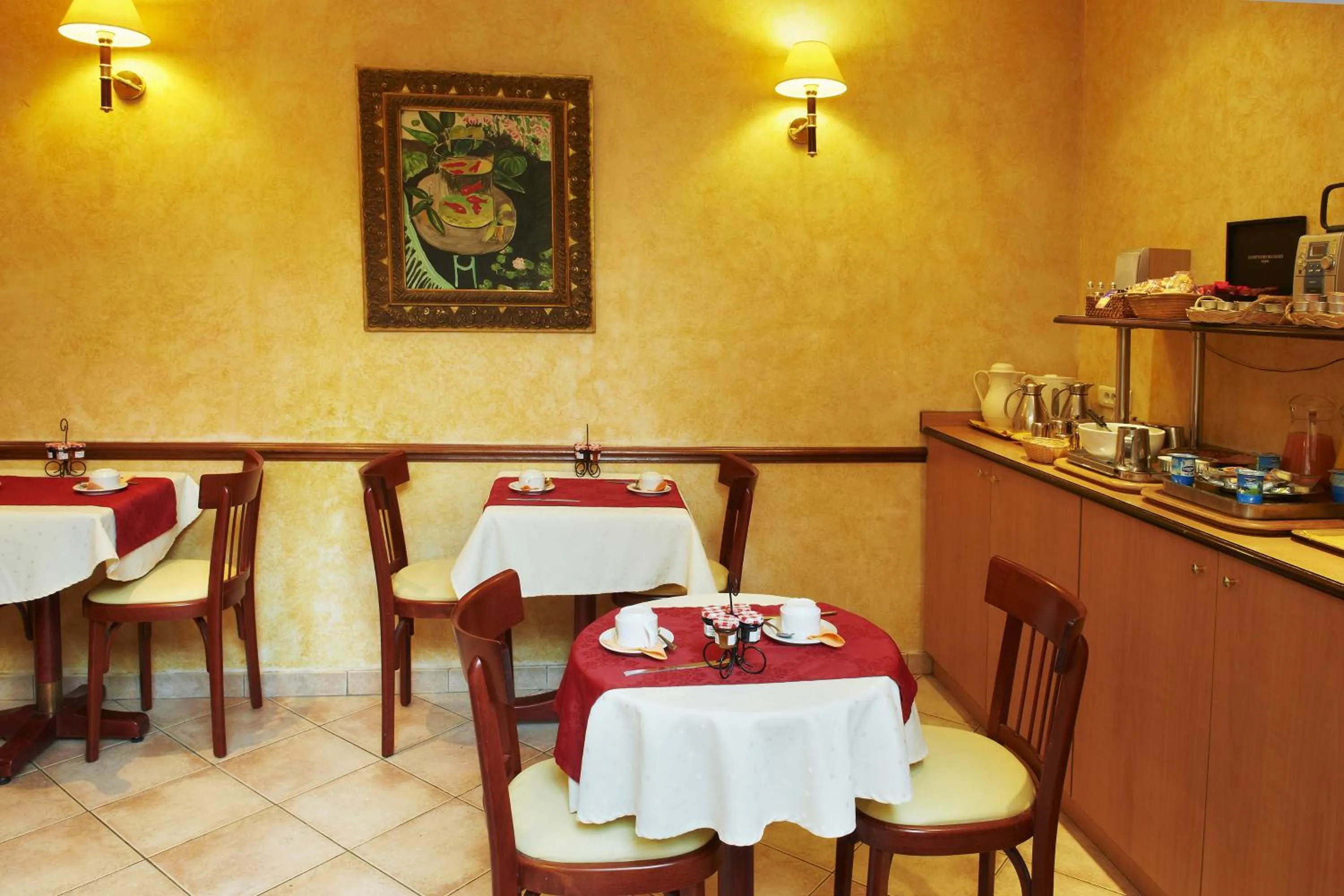 Restaurant/places to eat in Hôtel Poussin