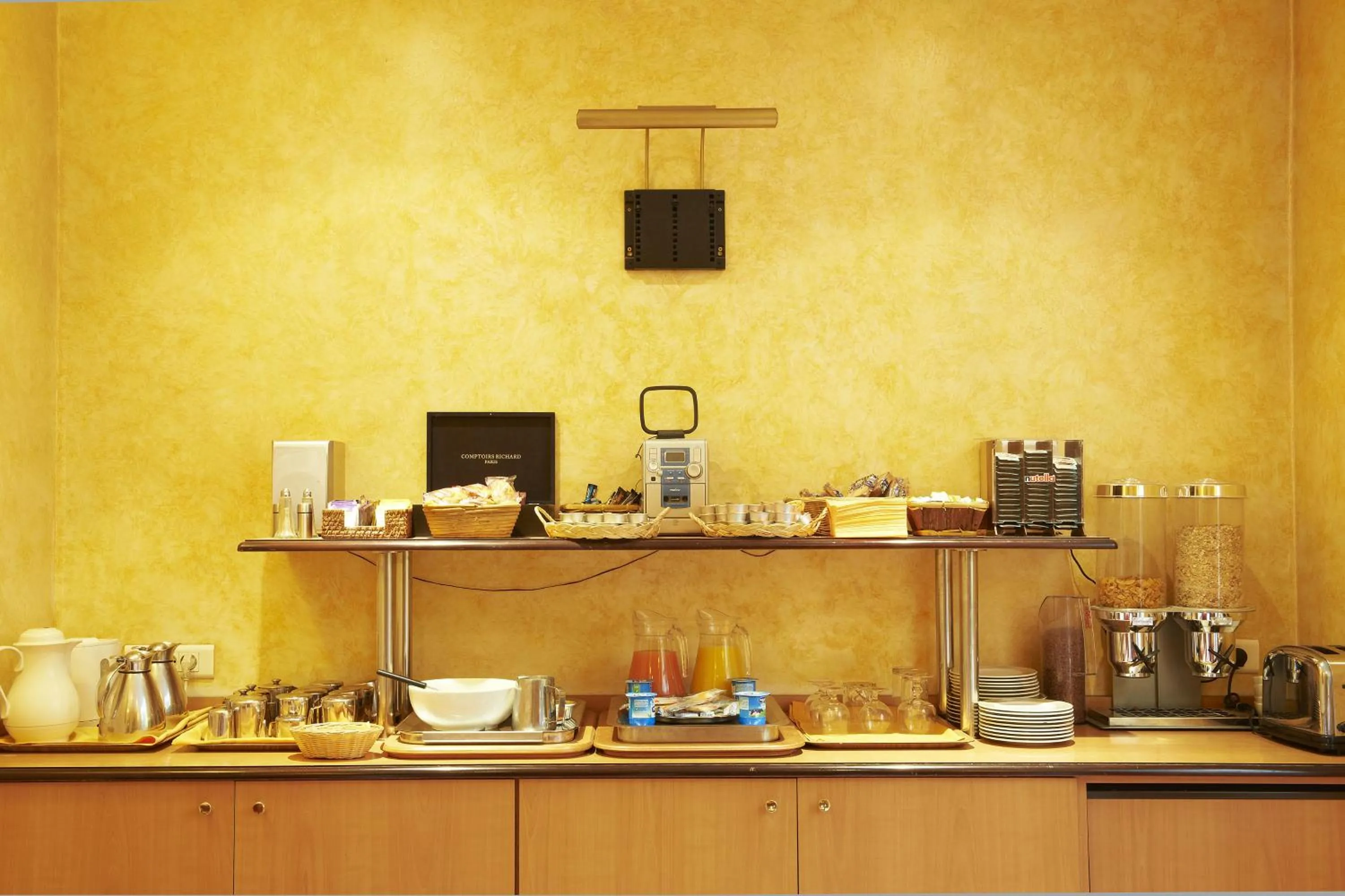 Restaurant/places to eat in Hôtel Poussin