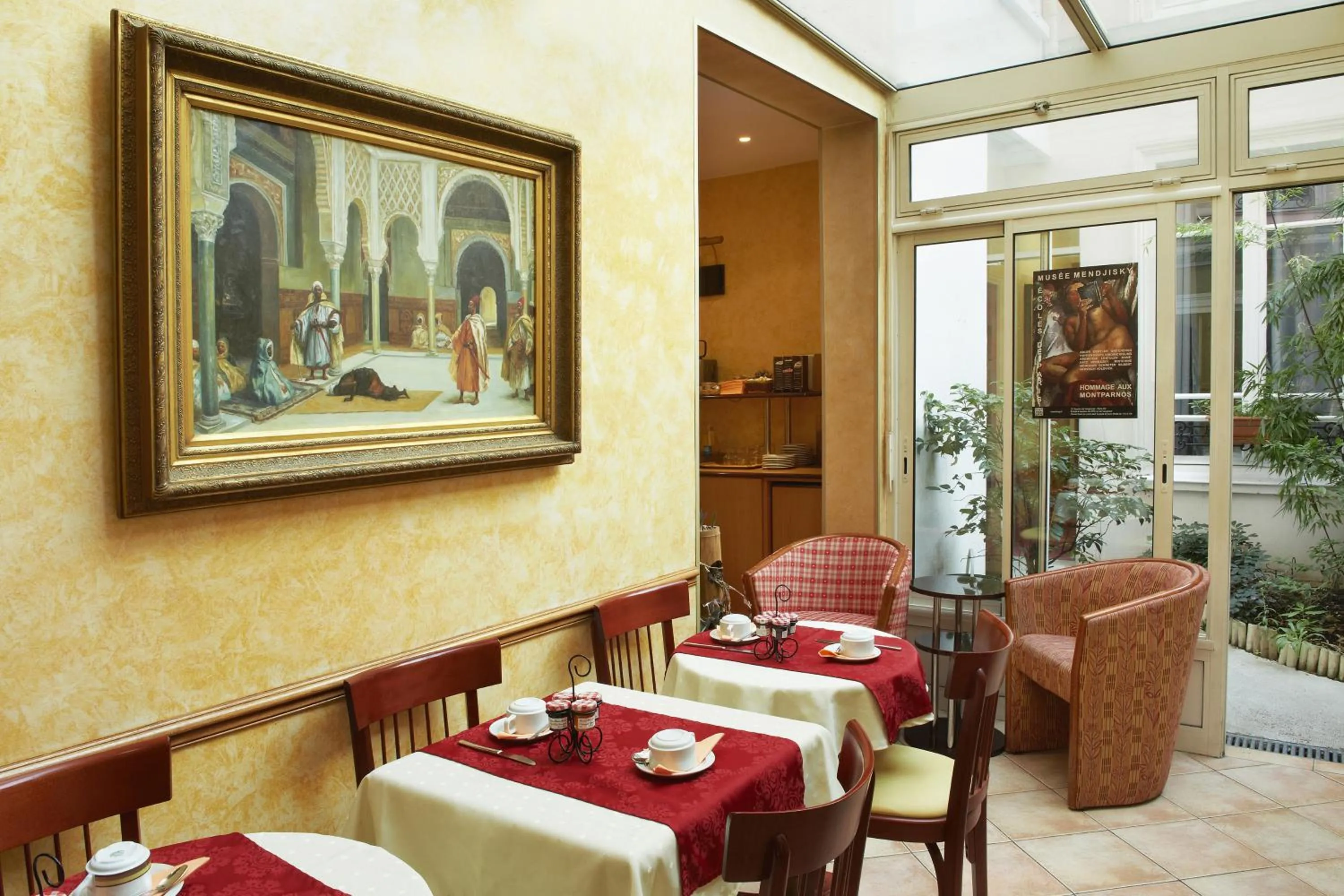 Restaurant/places to eat in Hôtel Poussin