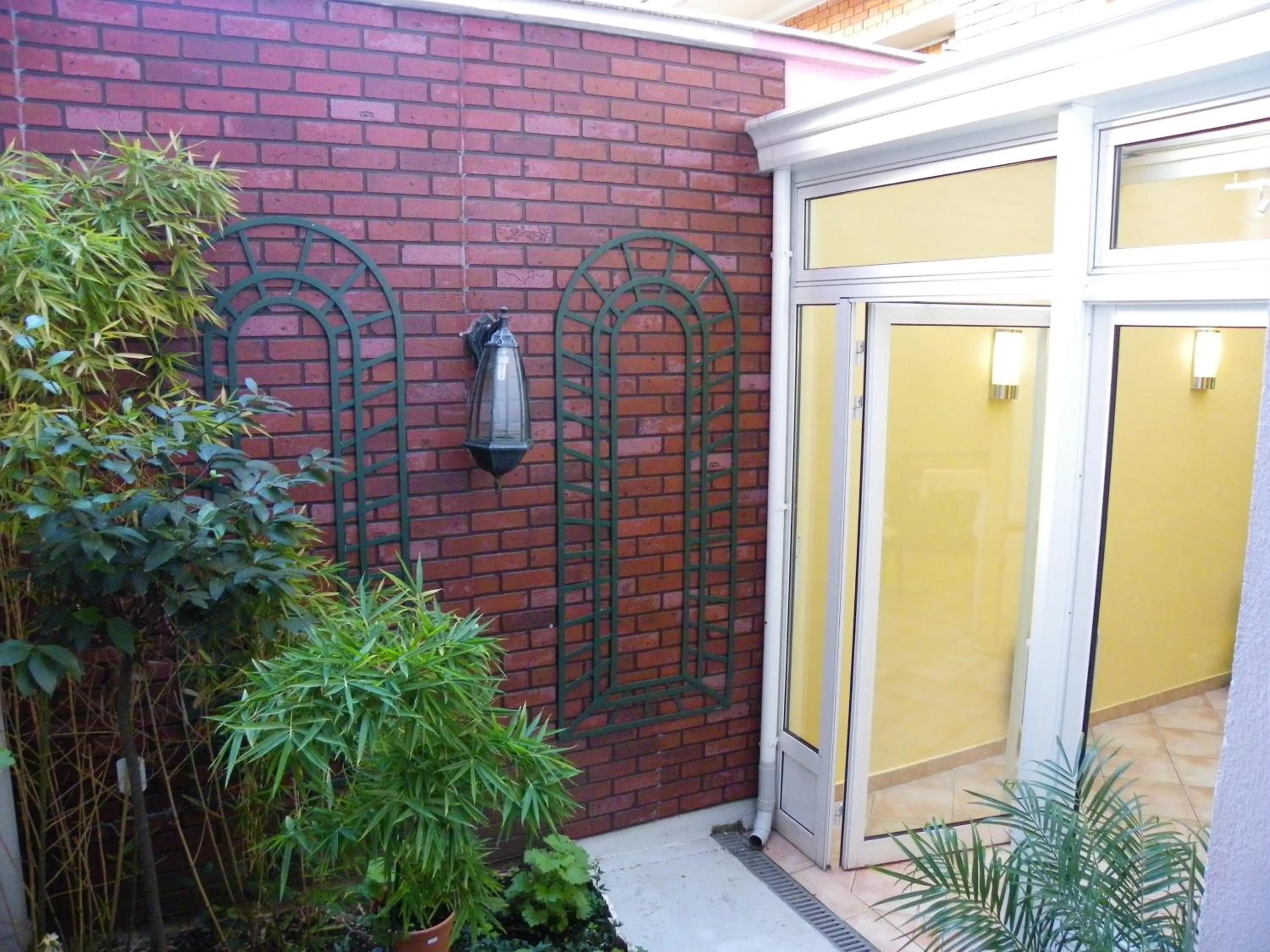 Facade/entrance in Hôtel Poussin