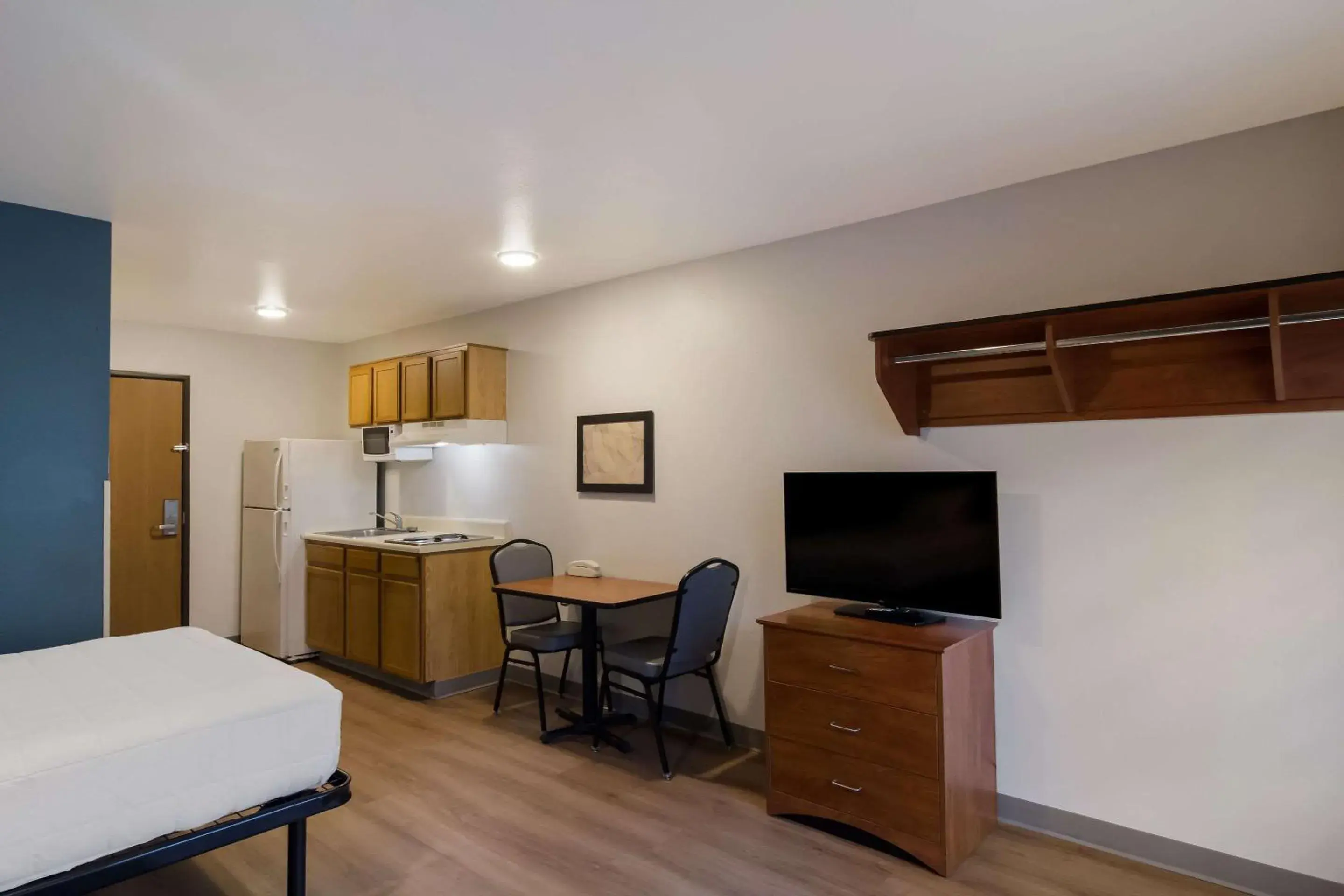 Bedroom, TV/Entertainment Center in WoodSpring Suites Jacksonville I-295 East