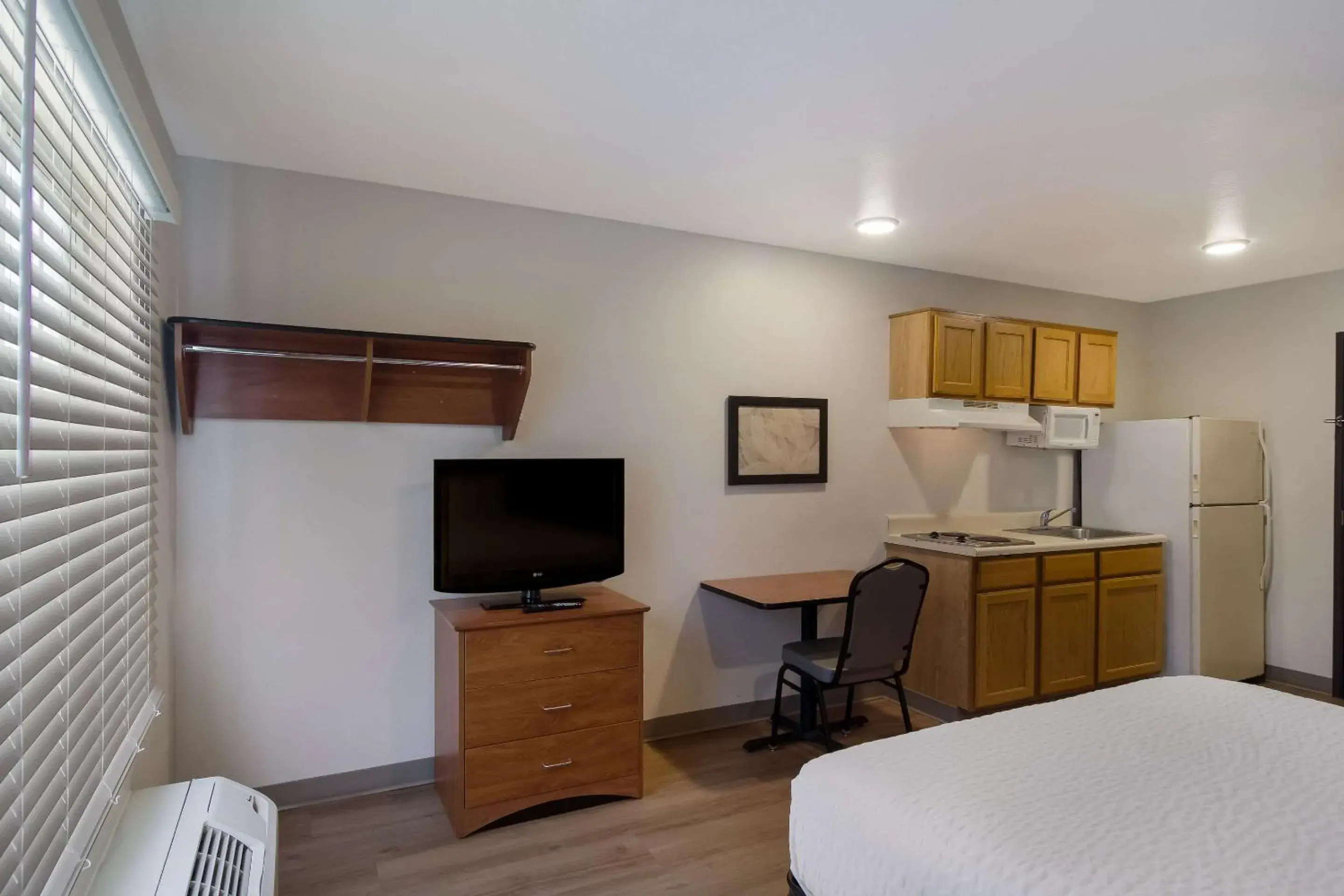 Bedroom, TV/Entertainment Center in WoodSpring Suites Jacksonville I-295 East