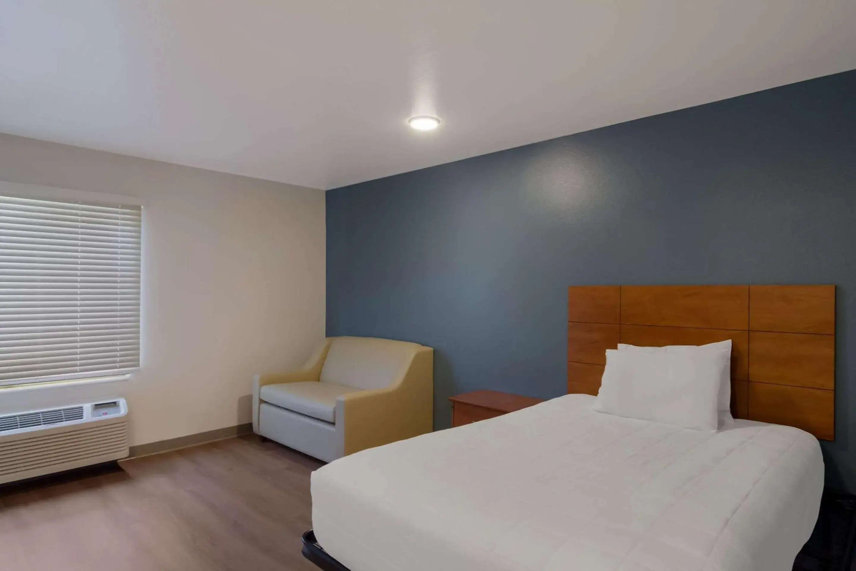 Bedroom, Bed in WoodSpring Suites Jacksonville I-295 East