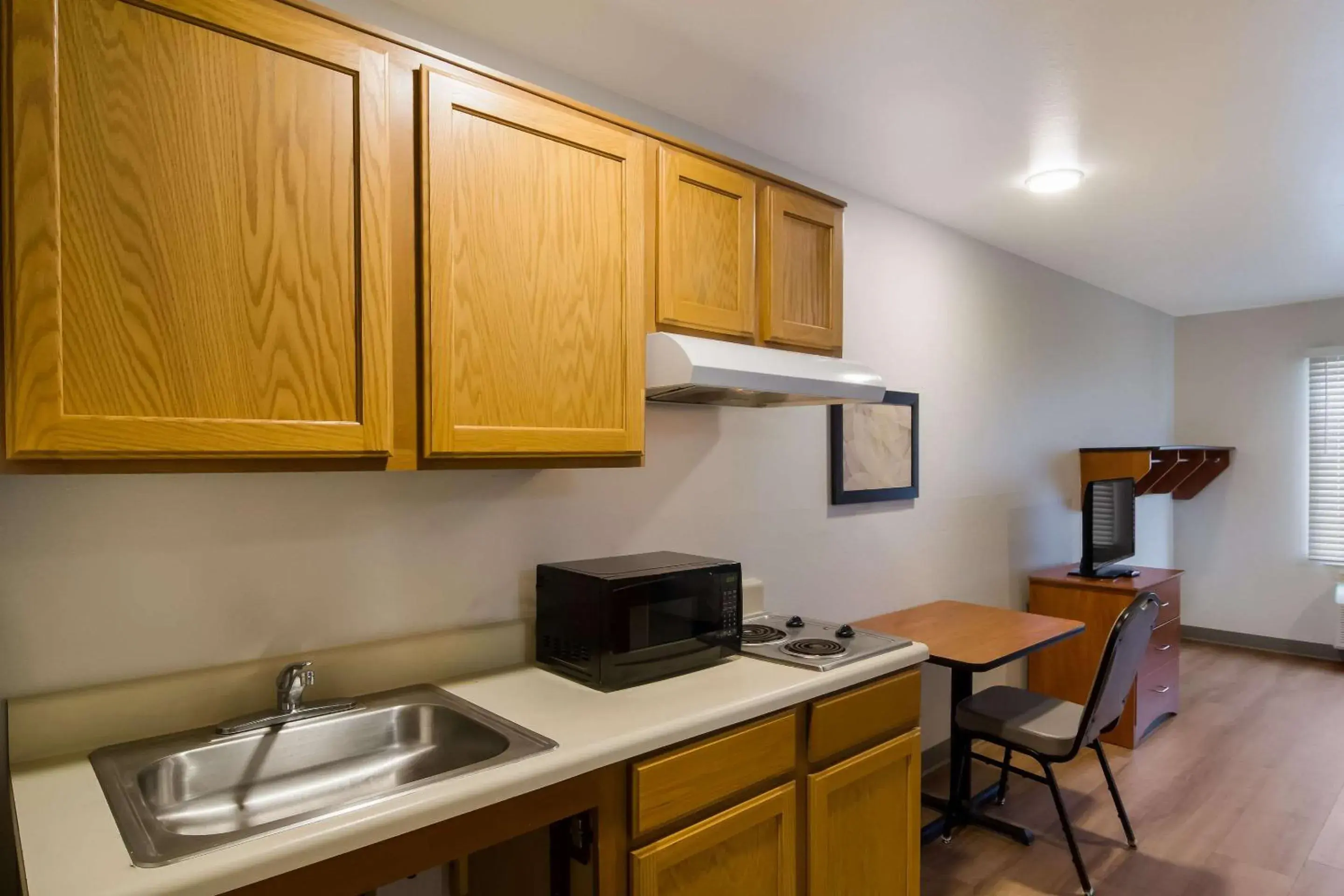 Bedroom, Kitchen/Kitchenette in WoodSpring Suites Jacksonville I-295 East