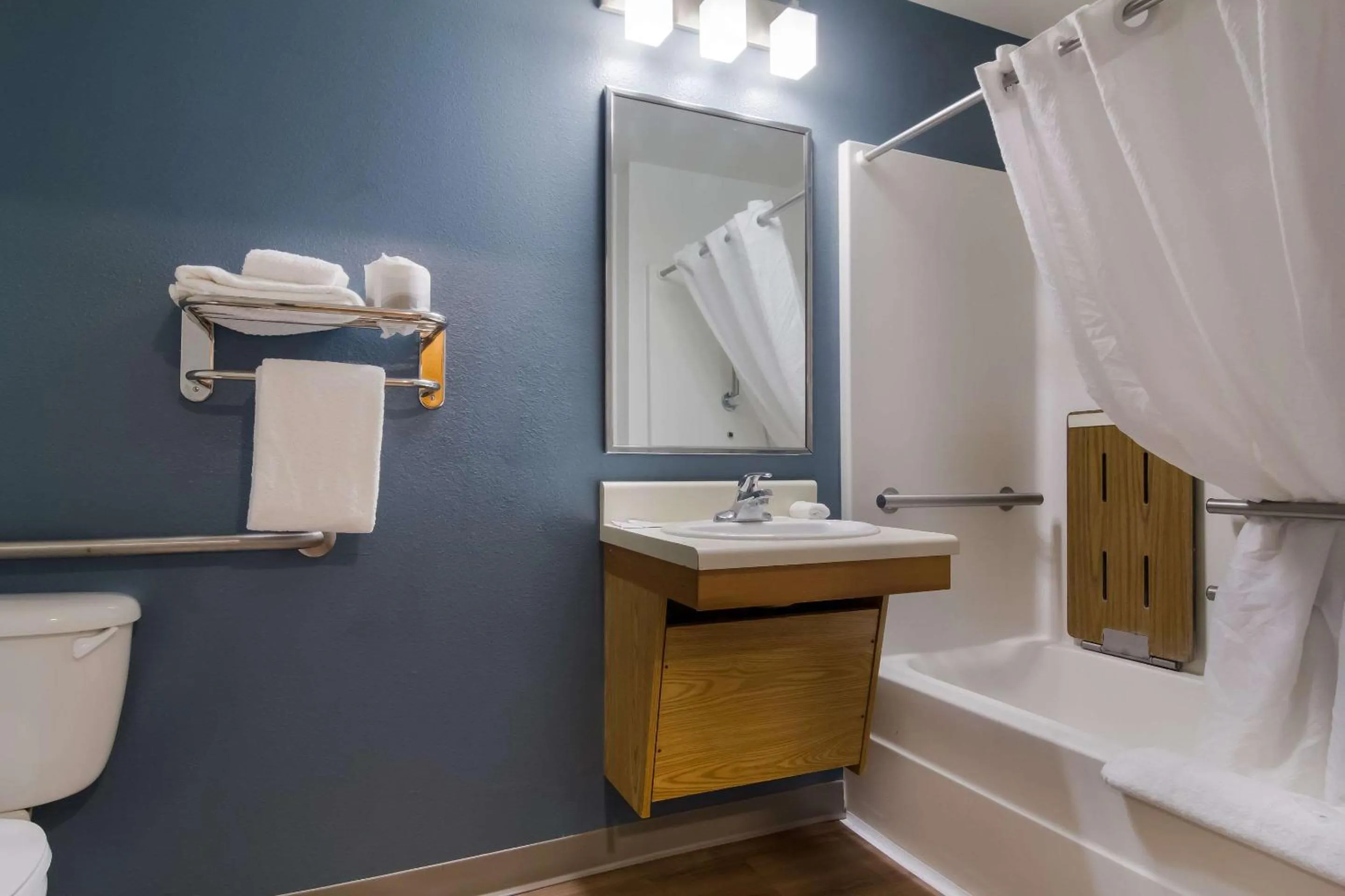 Bedroom in WoodSpring Suites Jacksonville I-295 East