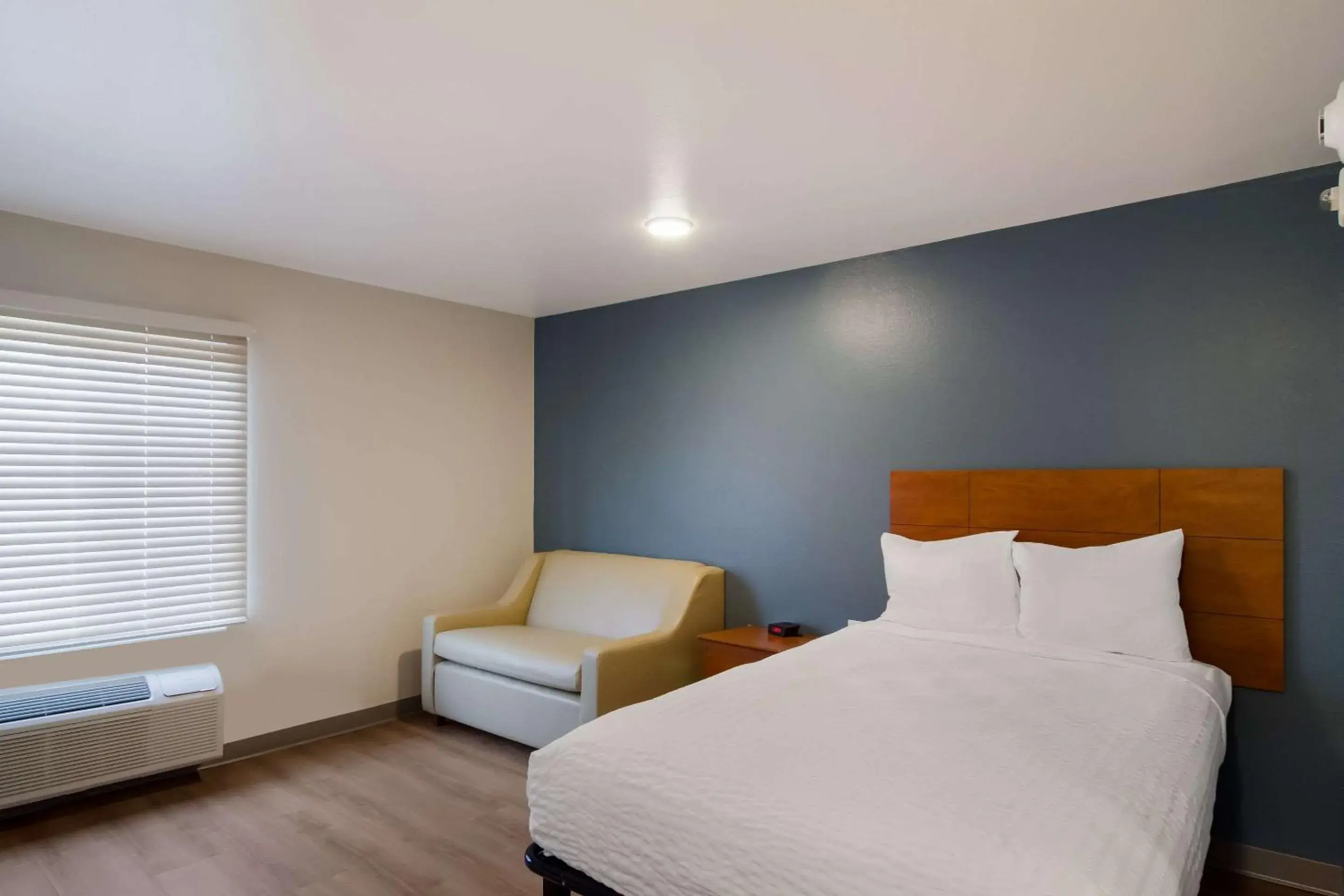 Bedroom, Bed in WoodSpring Suites Jacksonville I-295 East