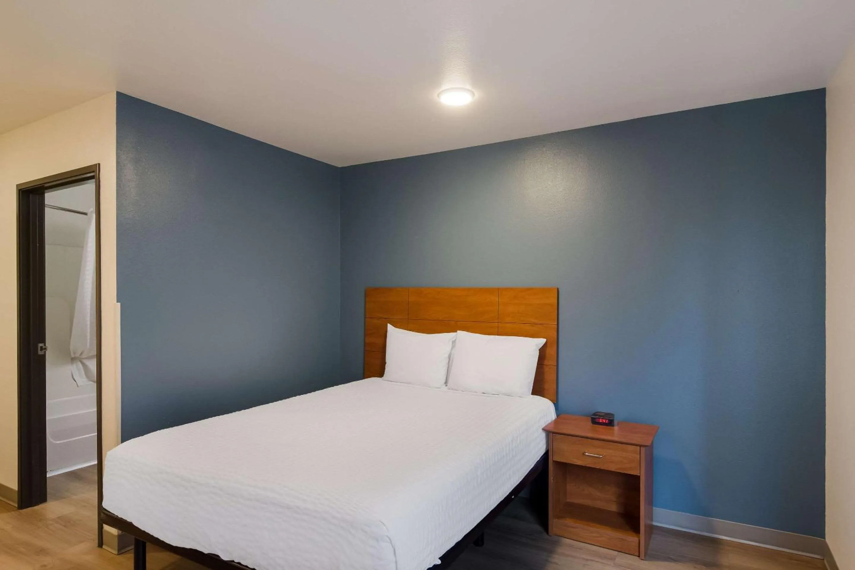 Bedroom, Bed in WoodSpring Suites Jacksonville I-295 East