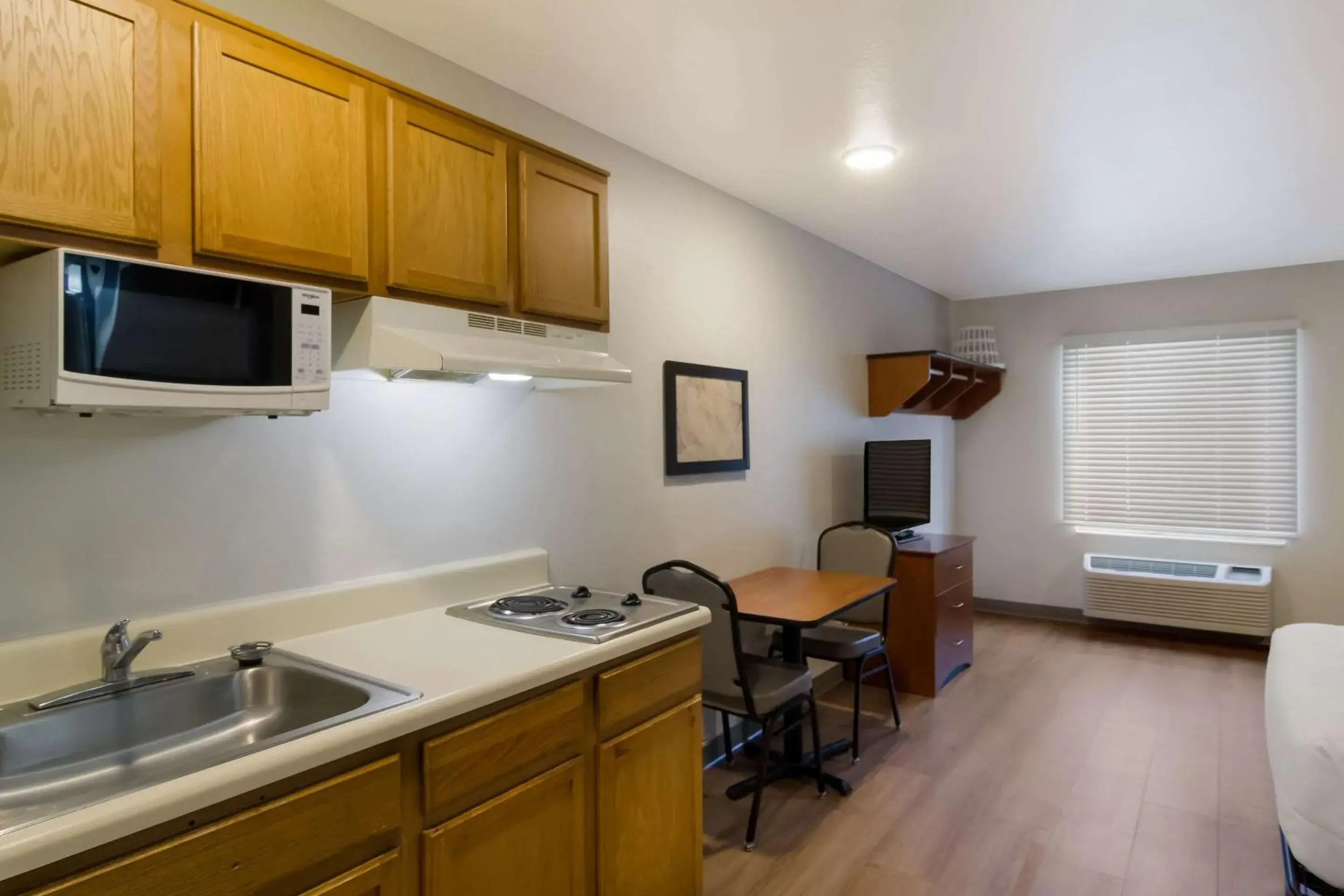 Bedroom, Kitchen/Kitchenette in WoodSpring Suites Jacksonville I-295 East