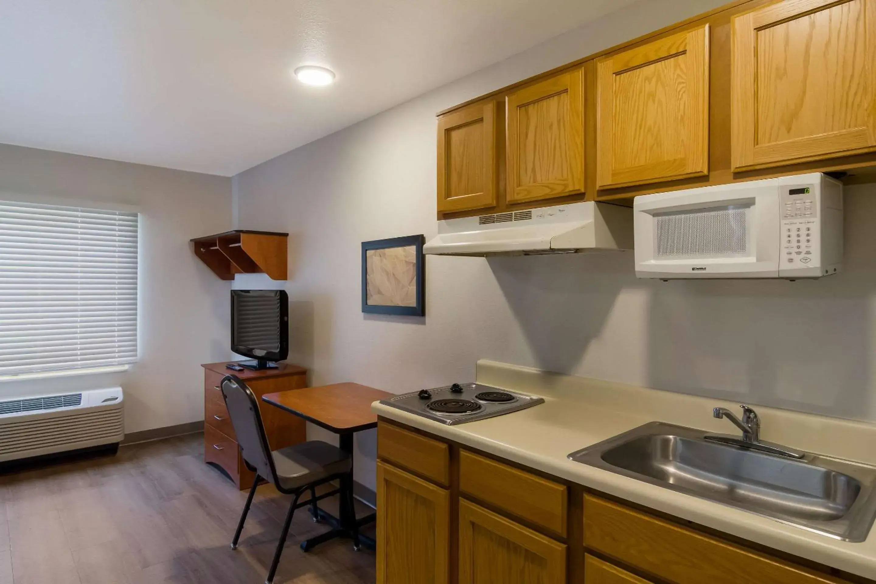 Bedroom, Kitchen/Kitchenette in WoodSpring Suites Jacksonville I-295 East