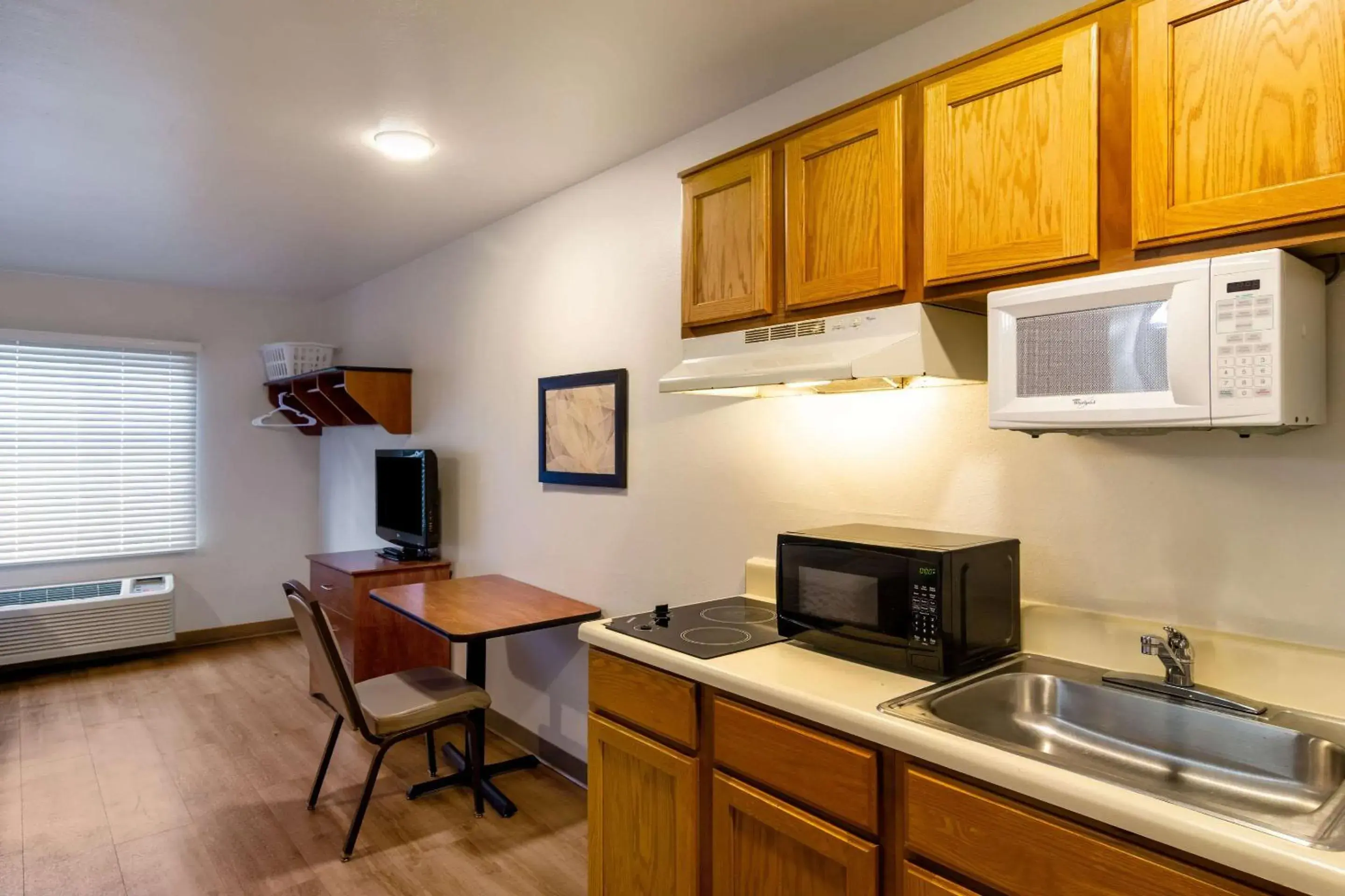 Bedroom, Kitchen/Kitchenette in WoodSpring Suites Jacksonville I-295 East