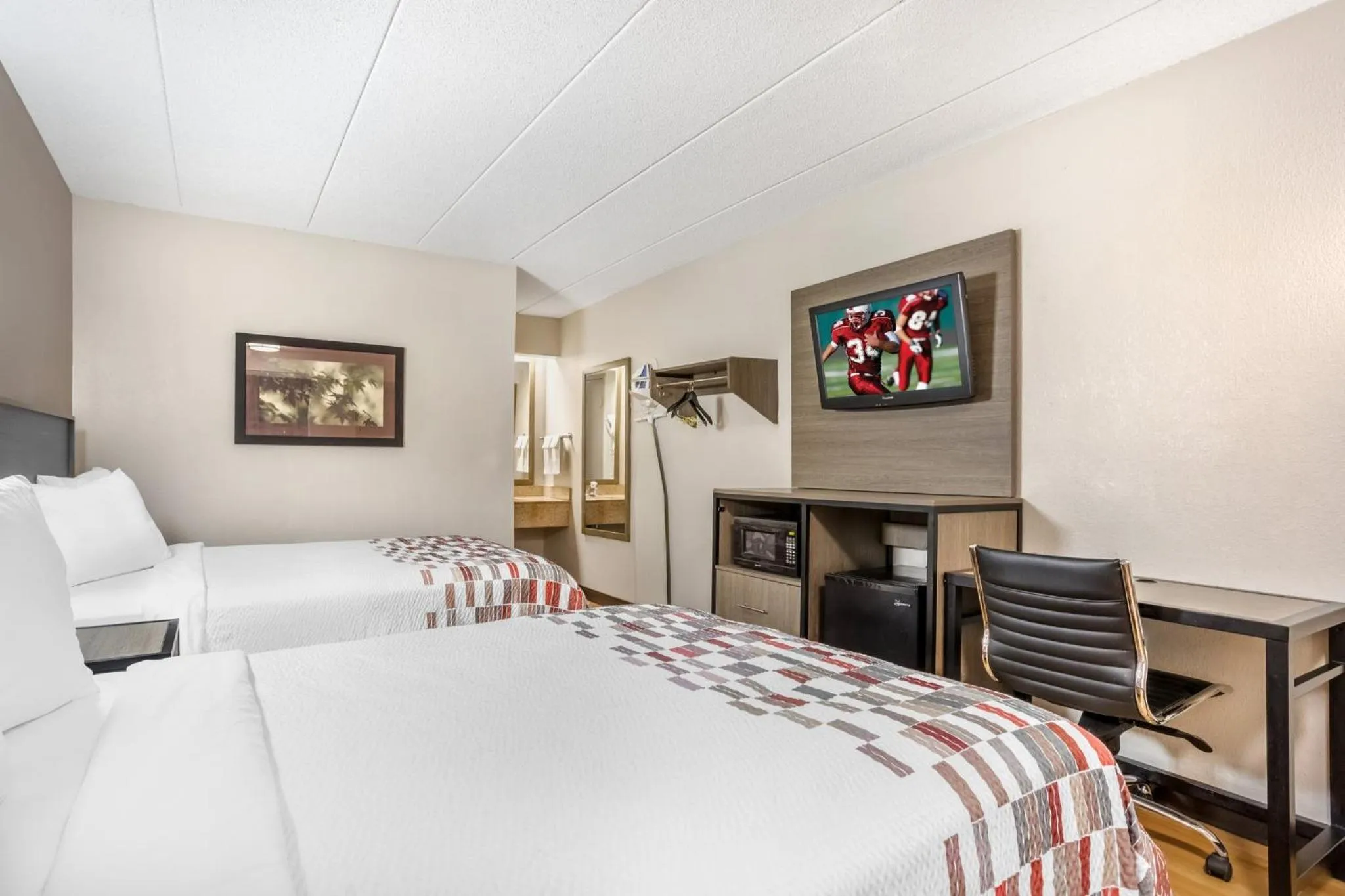 Photo of the whole room, Bed in Red Roof Inn Tinton Falls-Jersey Shore