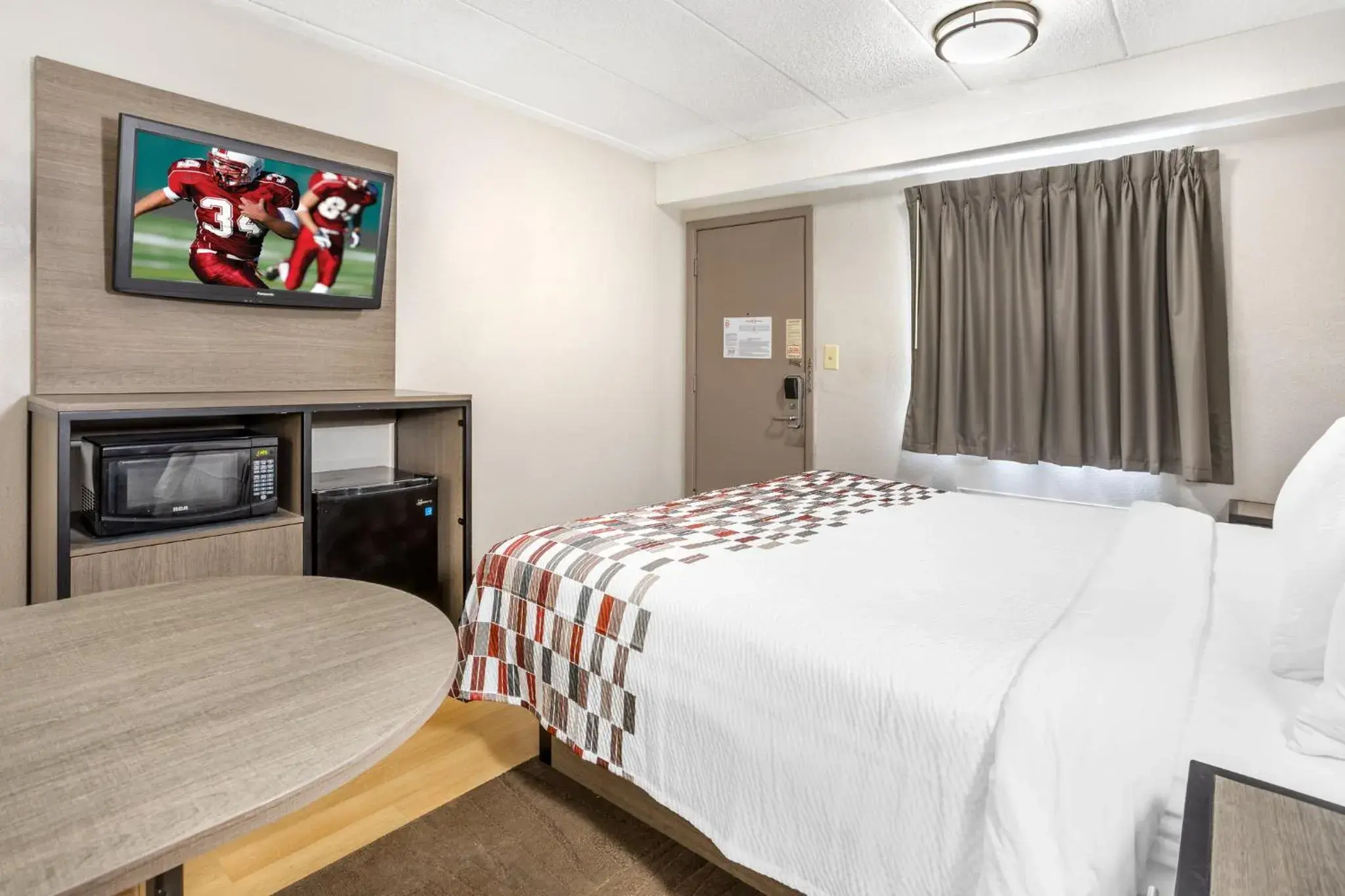 Bedroom, Bed in Red Roof Inn Tinton Falls-Jersey Shore Bedroom, Bed in Red Roof Inn Tinton Falls-Jersey Shore