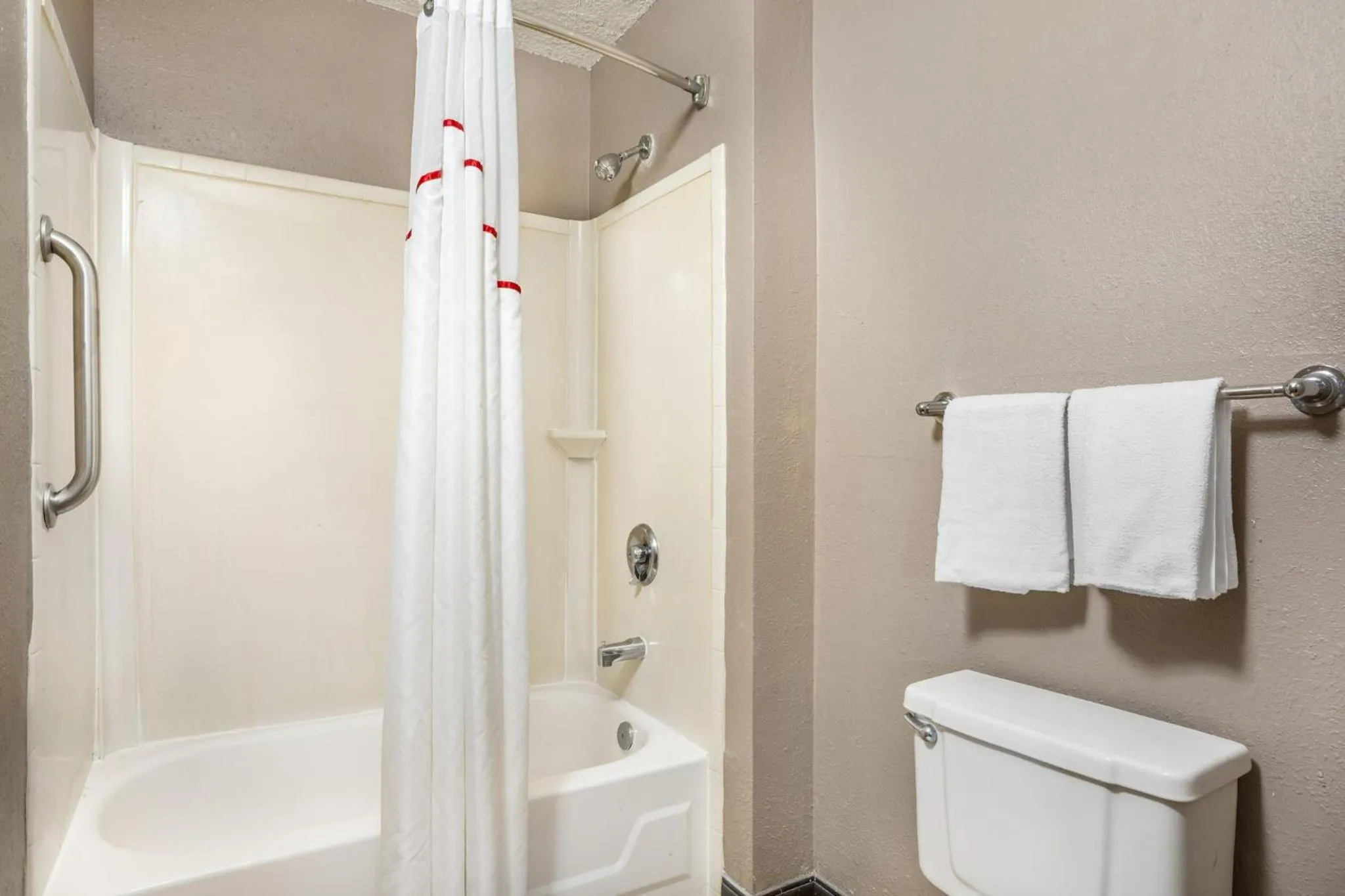 Bathroom in Red Roof Inn Tinton Falls-Jersey Shore