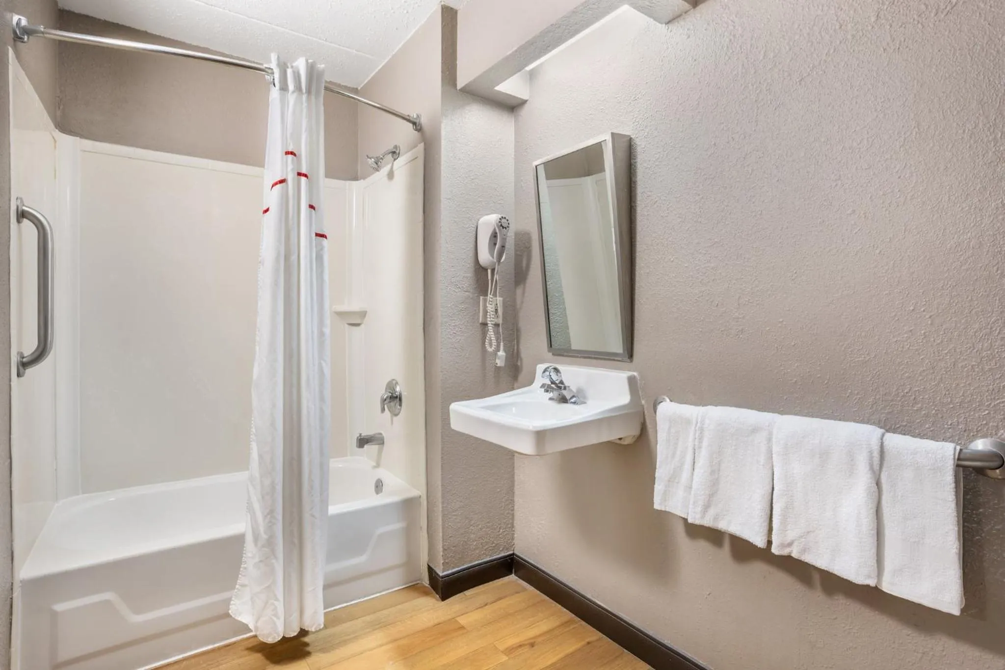 Bathroom in Red Roof Inn Tinton Falls-Jersey Shore