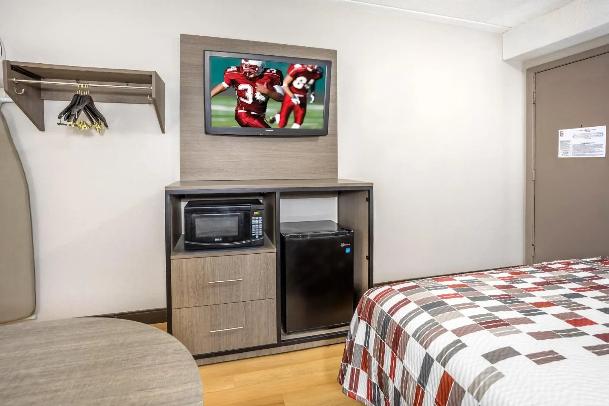 Bedroom, Bed in Red Roof Inn Tinton Falls-Jersey Shore Bedroom, Bed in Red Roof Inn Tinton Falls-Jersey Shore