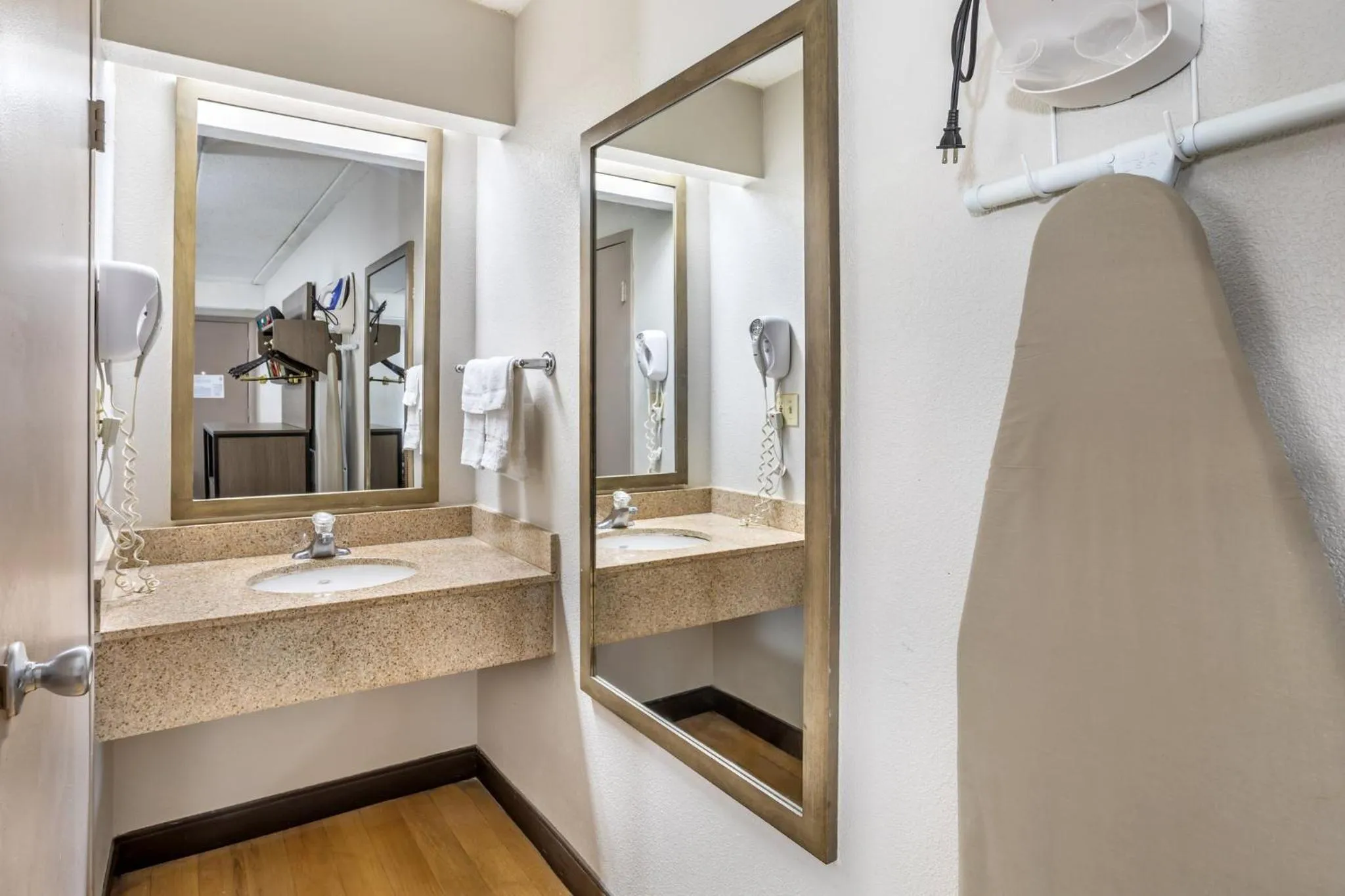 Bathroom in Red Roof Inn Tinton Falls-Jersey Shore