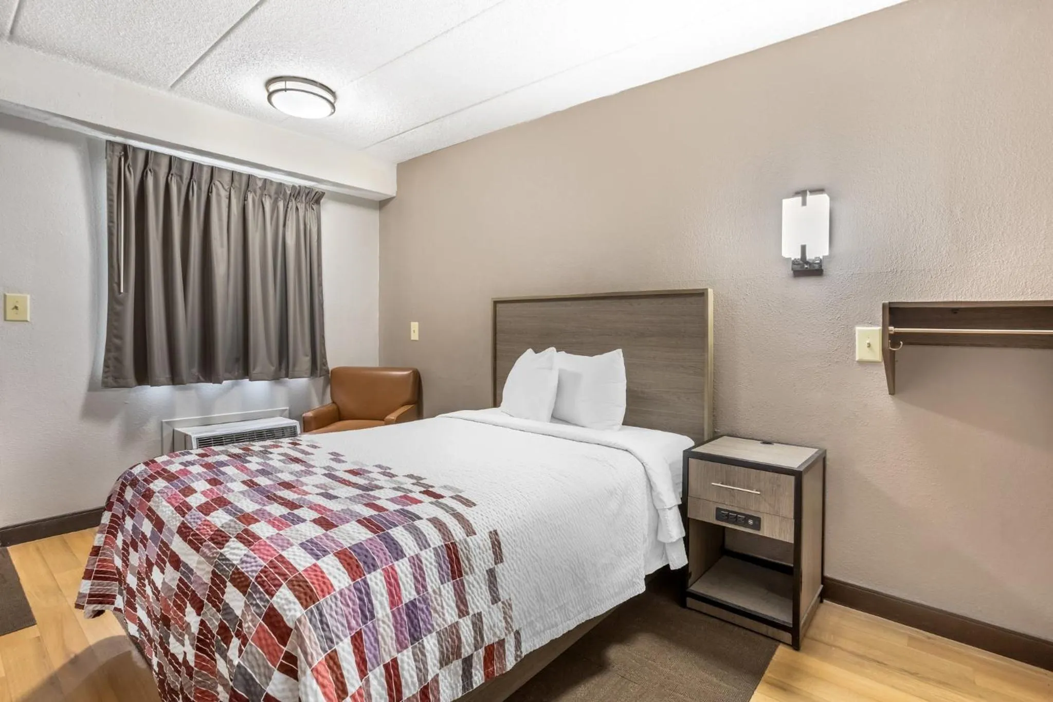 Bedroom, Bed in Red Roof Inn Tinton Falls-Jersey Shore